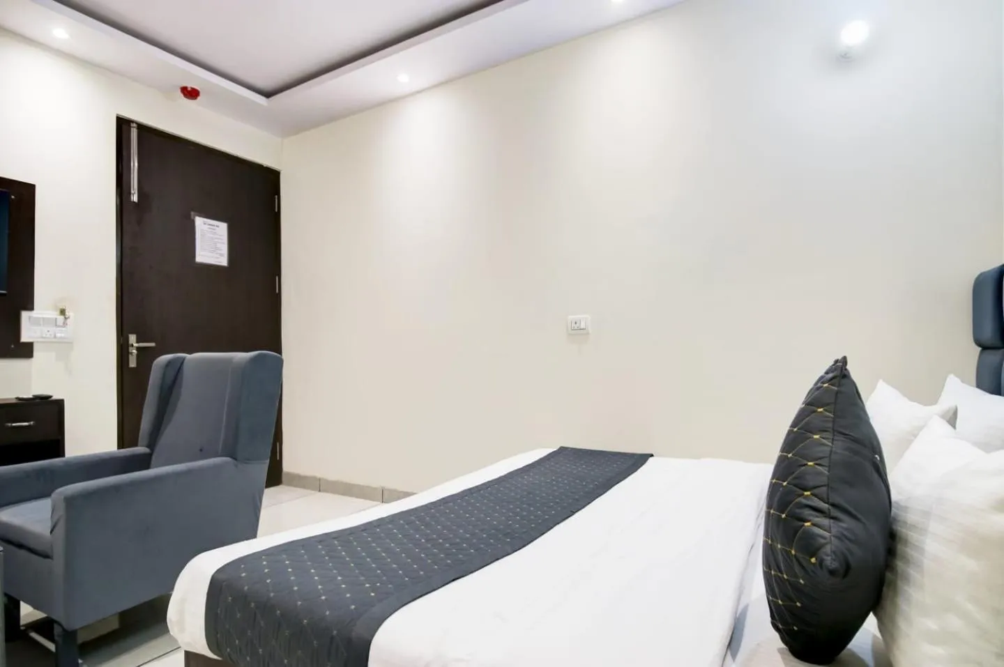 Hotel De Hocks Deluxe - New Delhi Railway Station