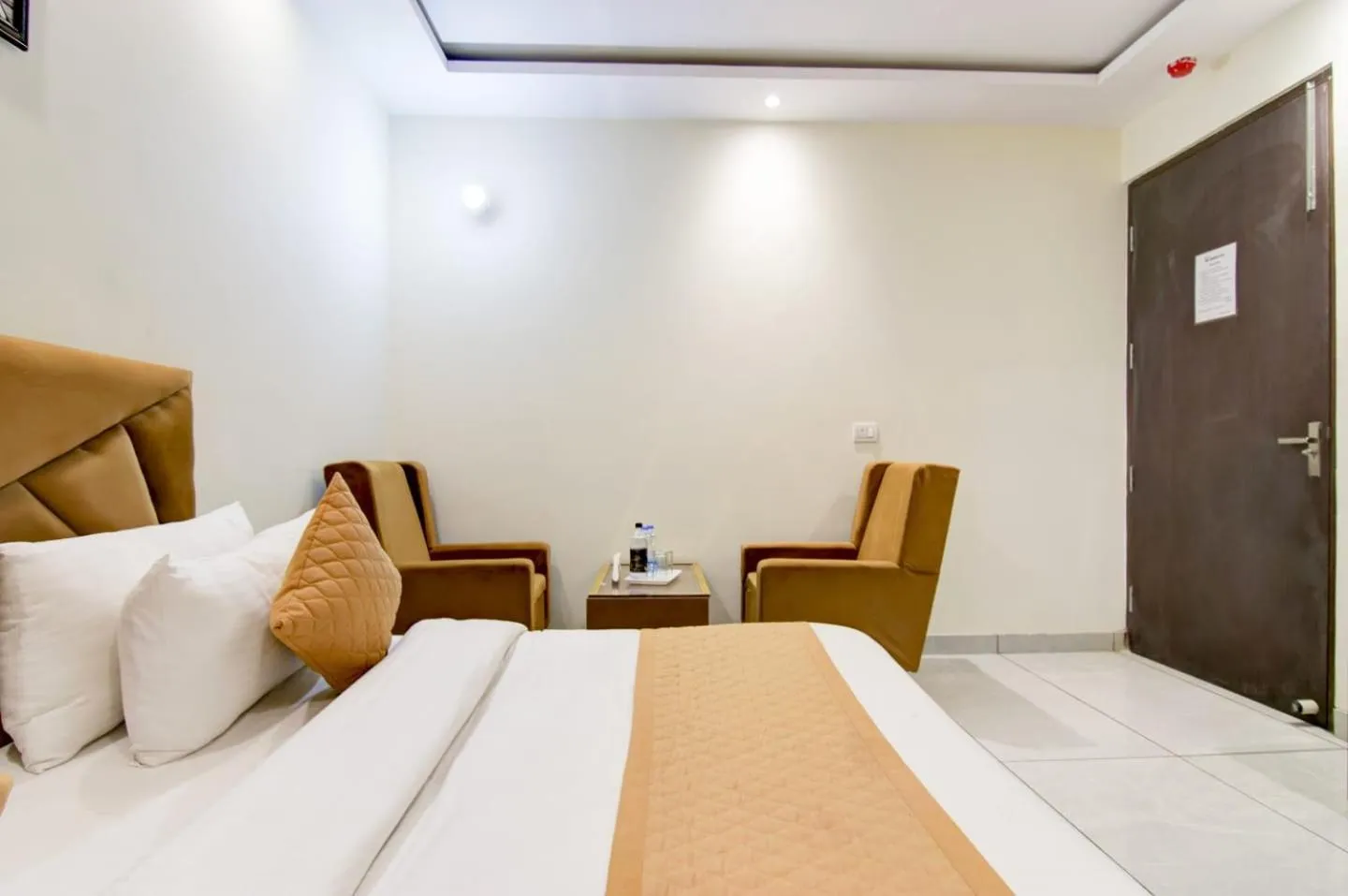 Bed in Hotel De Hocks Deluxe - New Delhi Railway Station