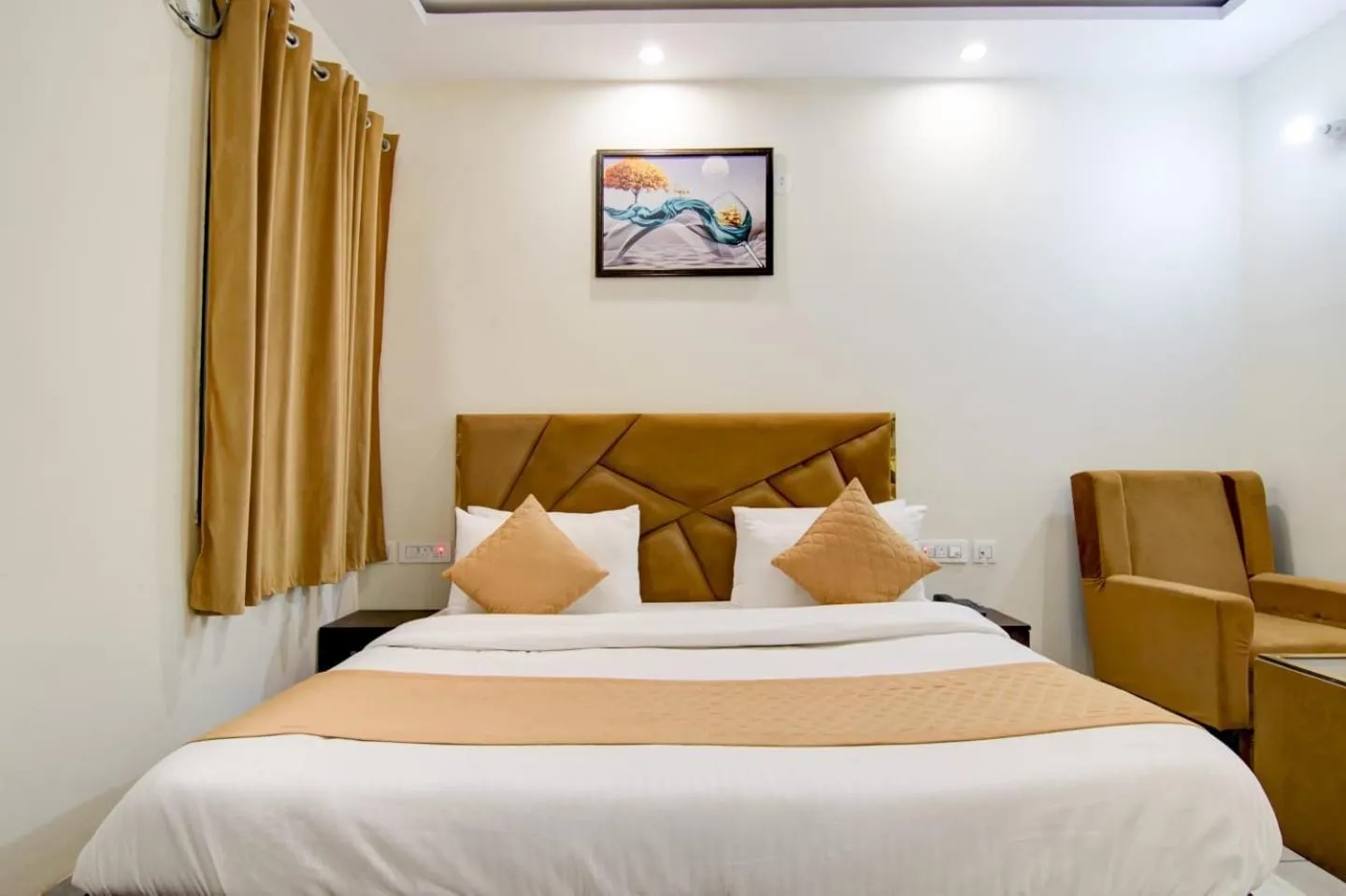 Bed in Hotel De Hocks Deluxe - New Delhi Railway Station