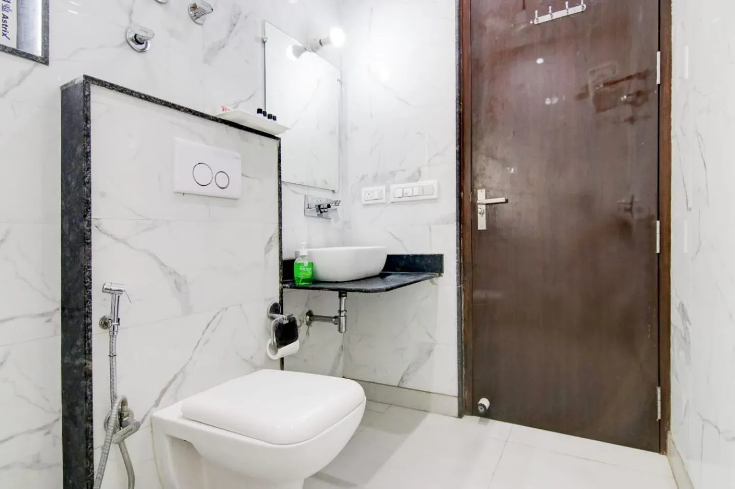 Hotel De Hocks Deluxe - New Delhi Railway Station