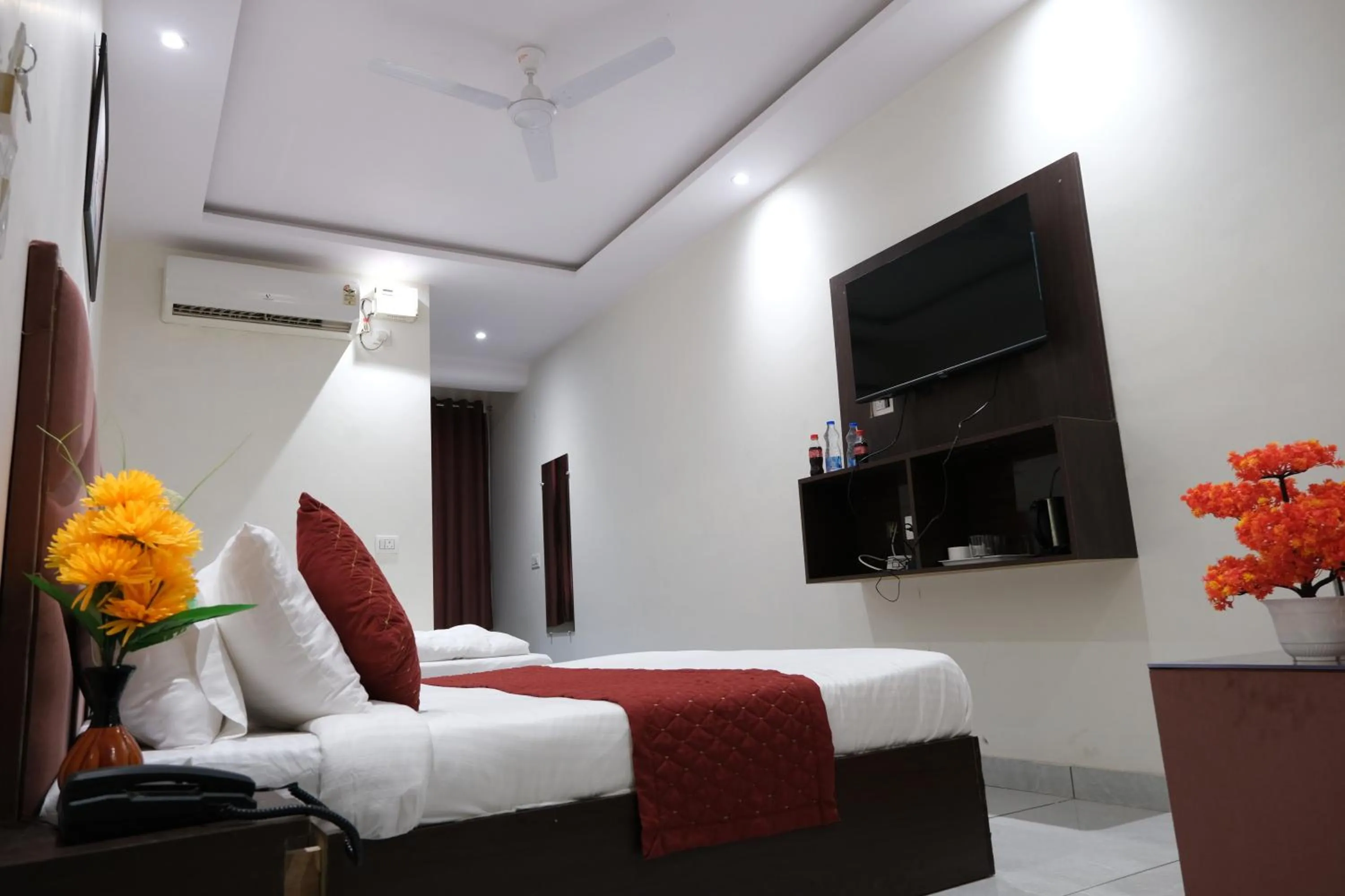 Bed in Hotel De Hocks Deluxe - New Delhi Railway Station