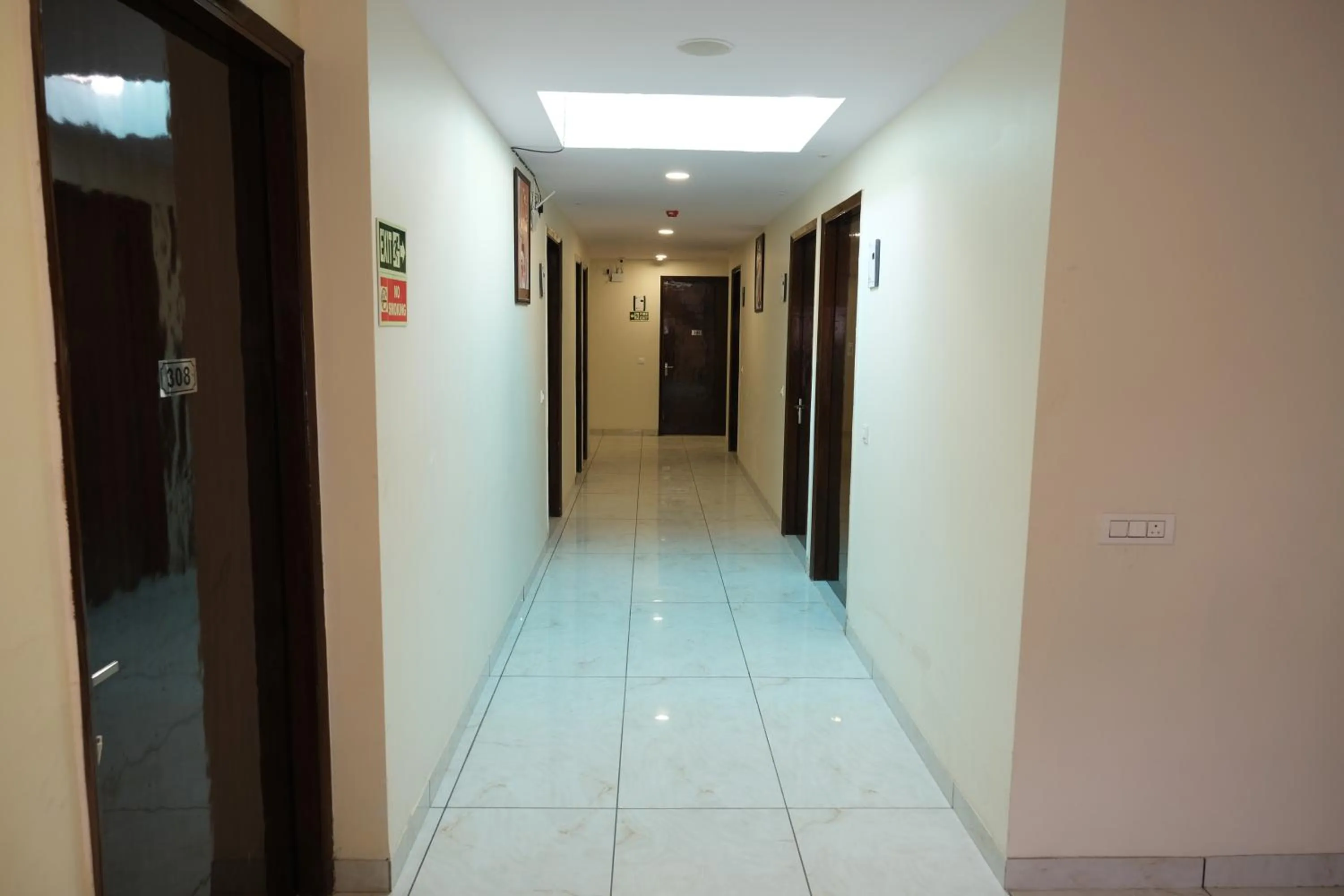 Hotel De Hocks Deluxe - New Delhi Railway Station