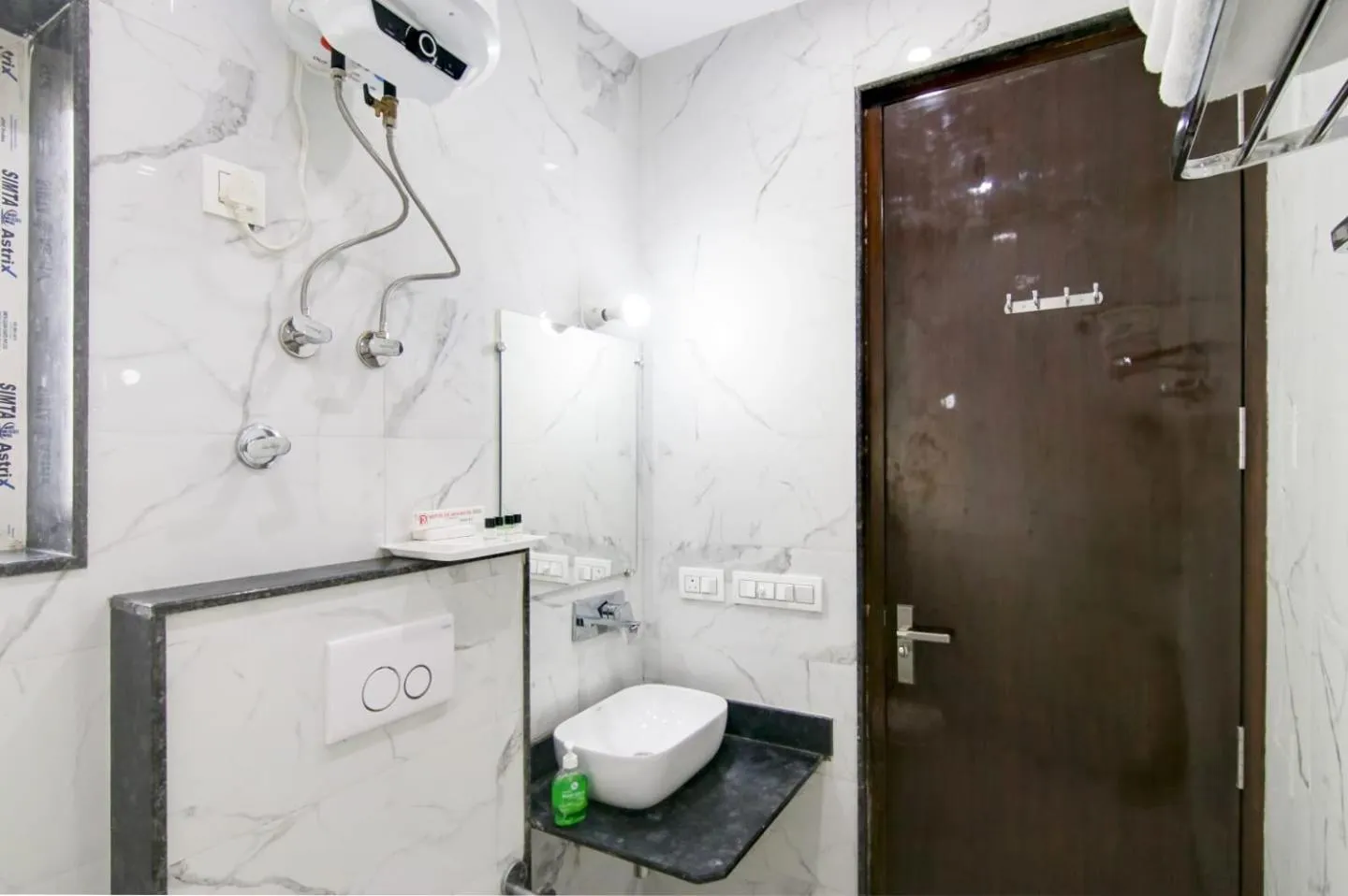 Hotel De Hocks Deluxe - New Delhi Railway Station