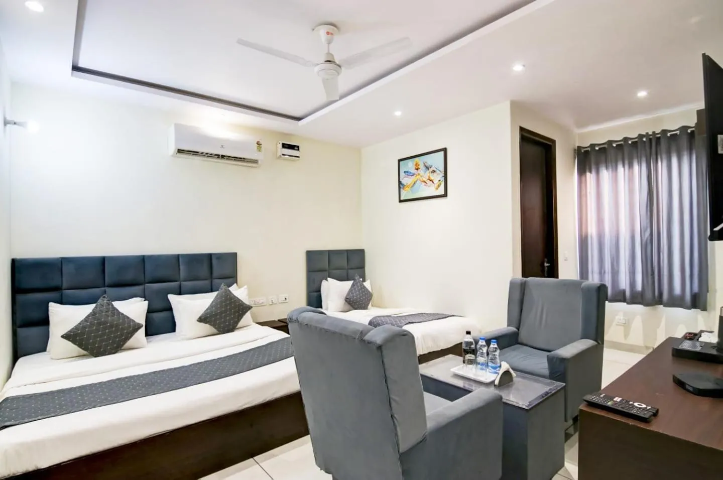 Bed in Hotel De Hocks Deluxe - New Delhi Railway Station