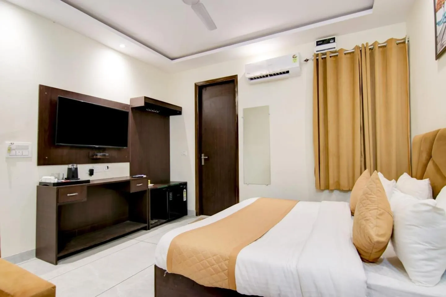 Bed in Hotel De Hocks Deluxe - New Delhi Railway Station