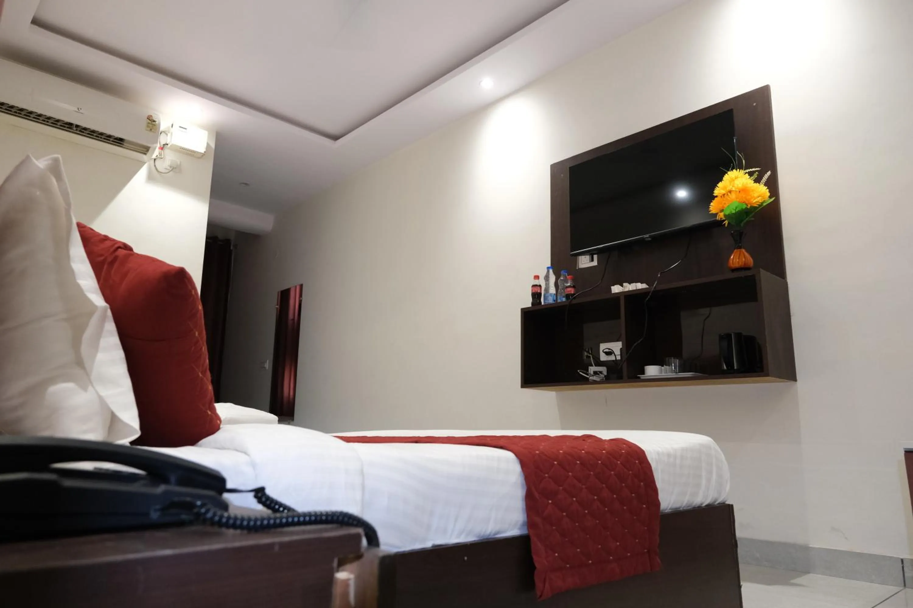 Bed in Hotel De Hocks Deluxe - New Delhi Railway Station