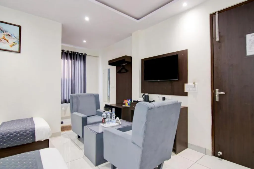 Communal lounge/ TV room in Hotel De Hocks Deluxe - New Delhi Railway Station