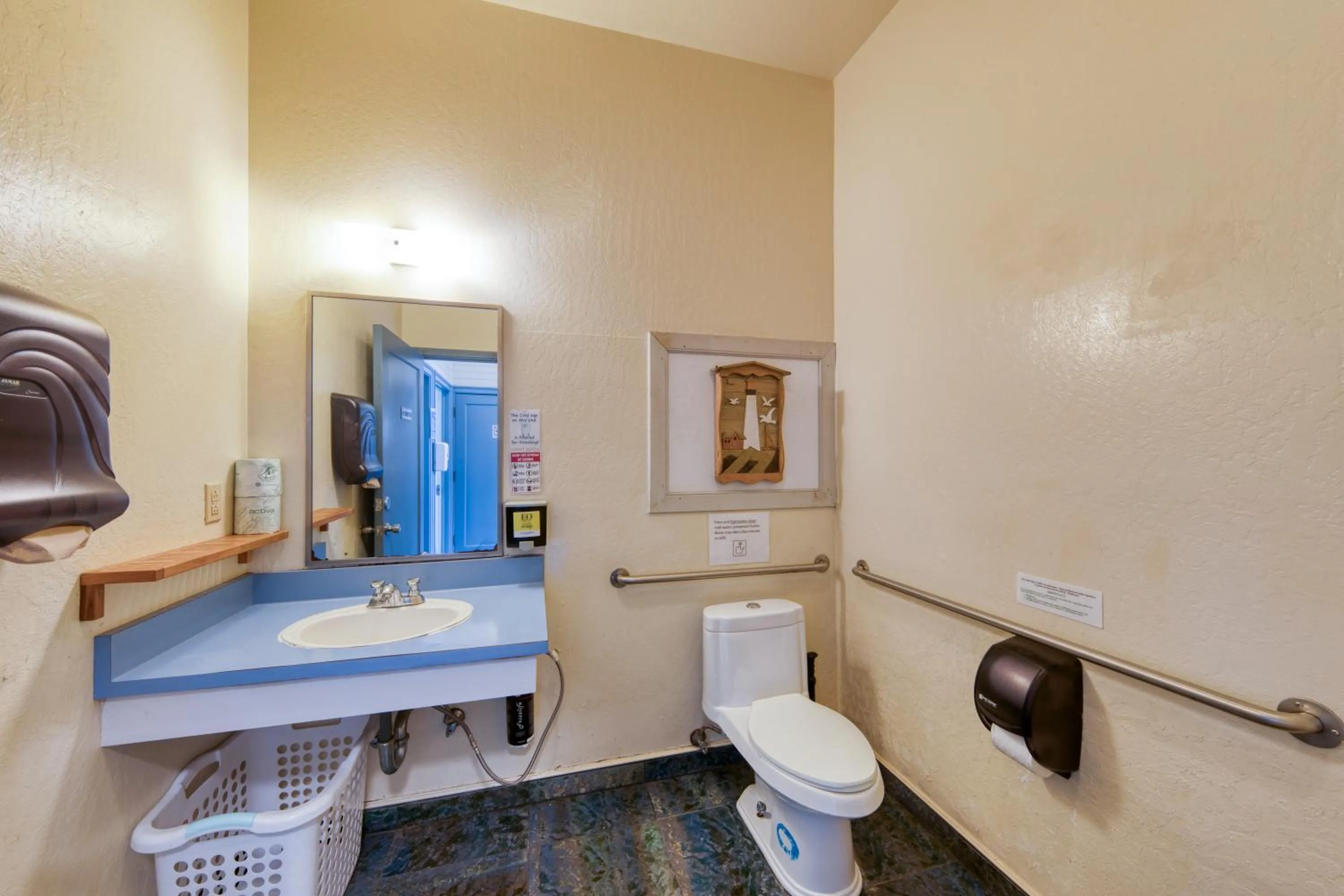 Bathroom in HI Point Montara Lighthouse