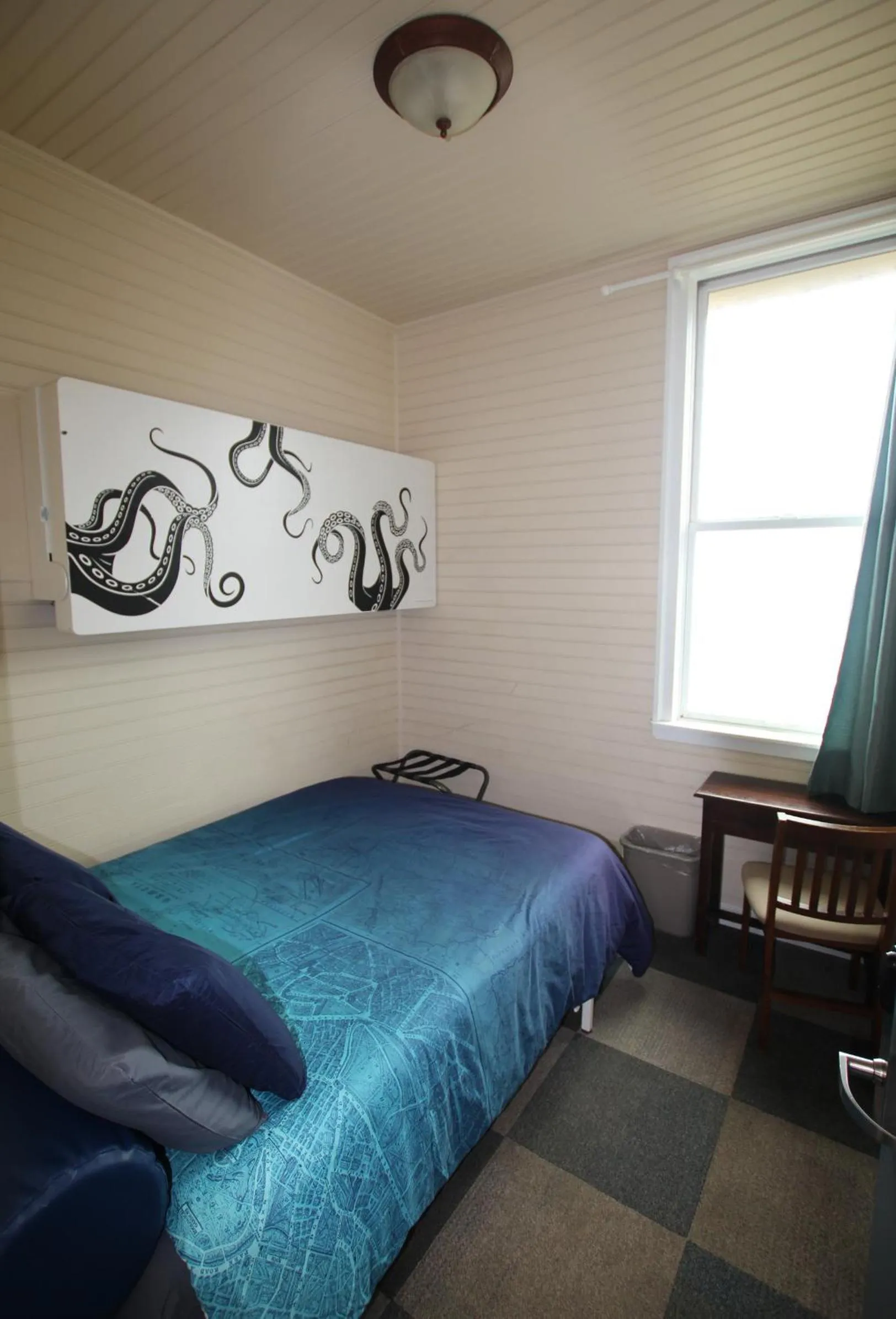 Bed in HI Point Montara Lighthouse