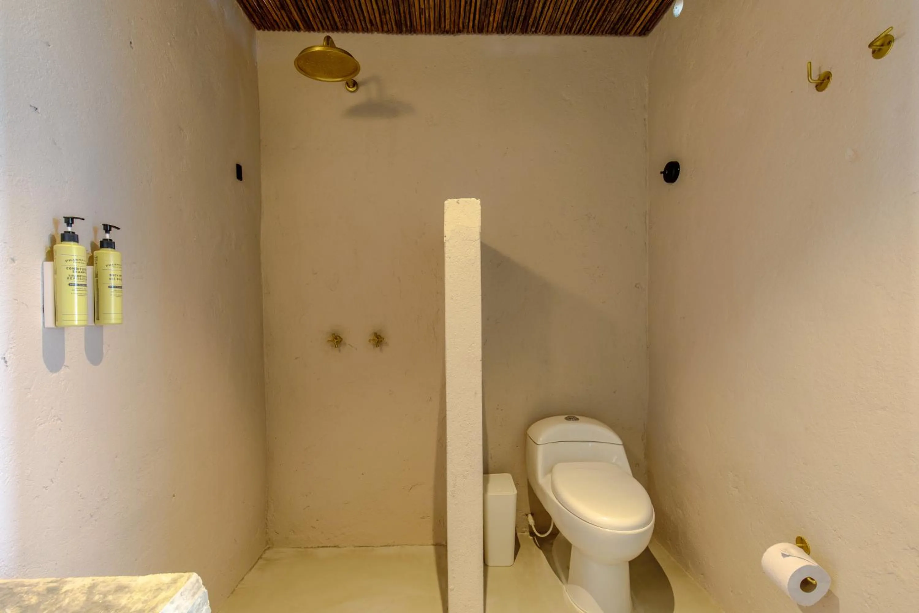 Bathroom in Bondo Estudio