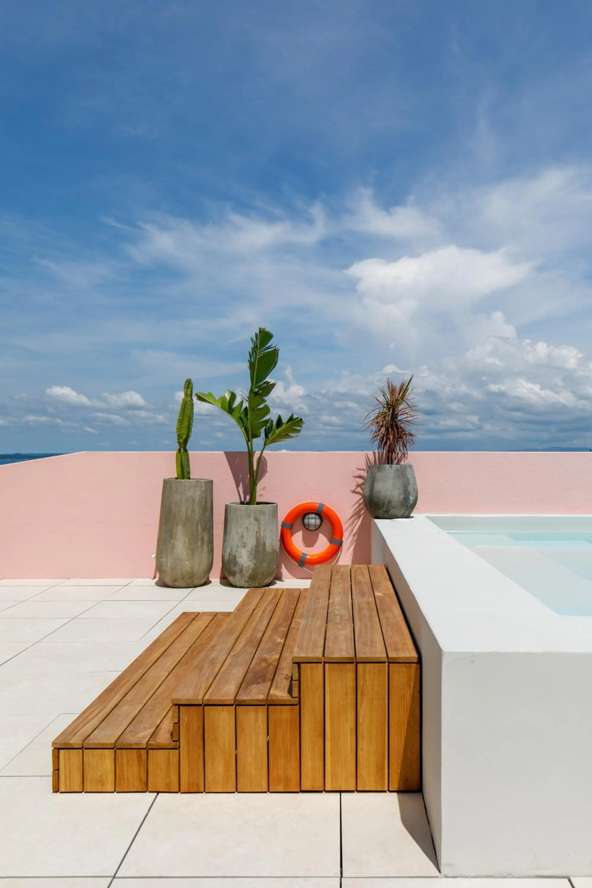 Swimming pool in Bondo Estudio