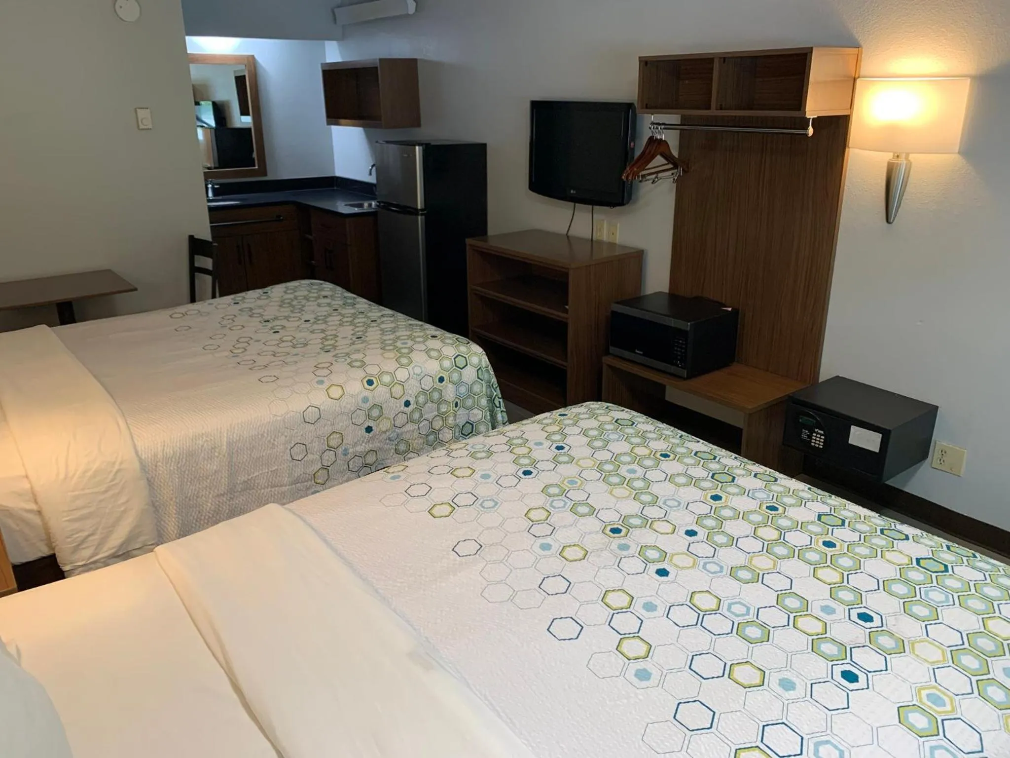 Photo of the whole room, Bed in HomeTowne Studios by Red Roof Mystic - New London