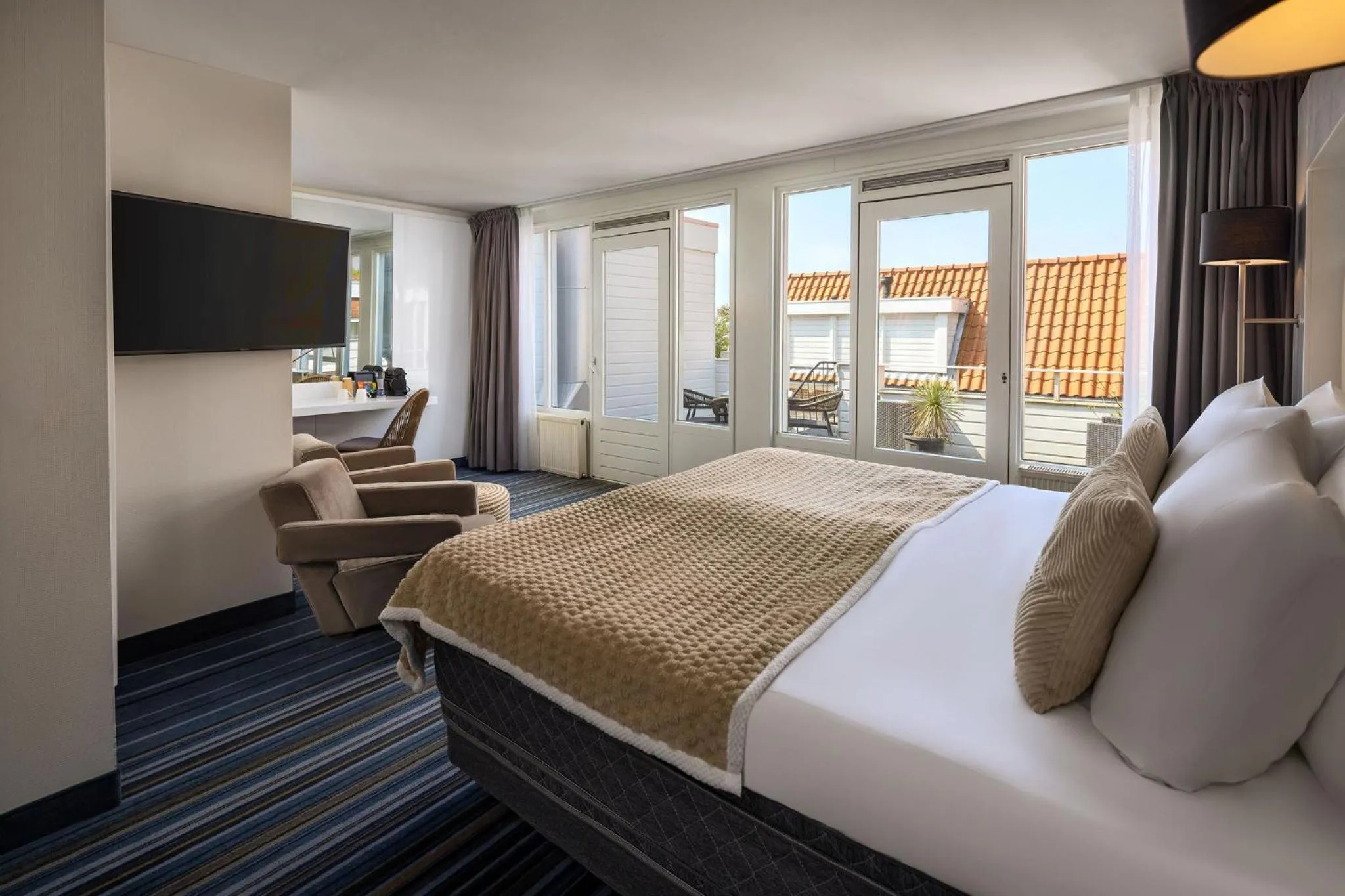 Bathroom, Bed in WestCord Hotel de Wadden