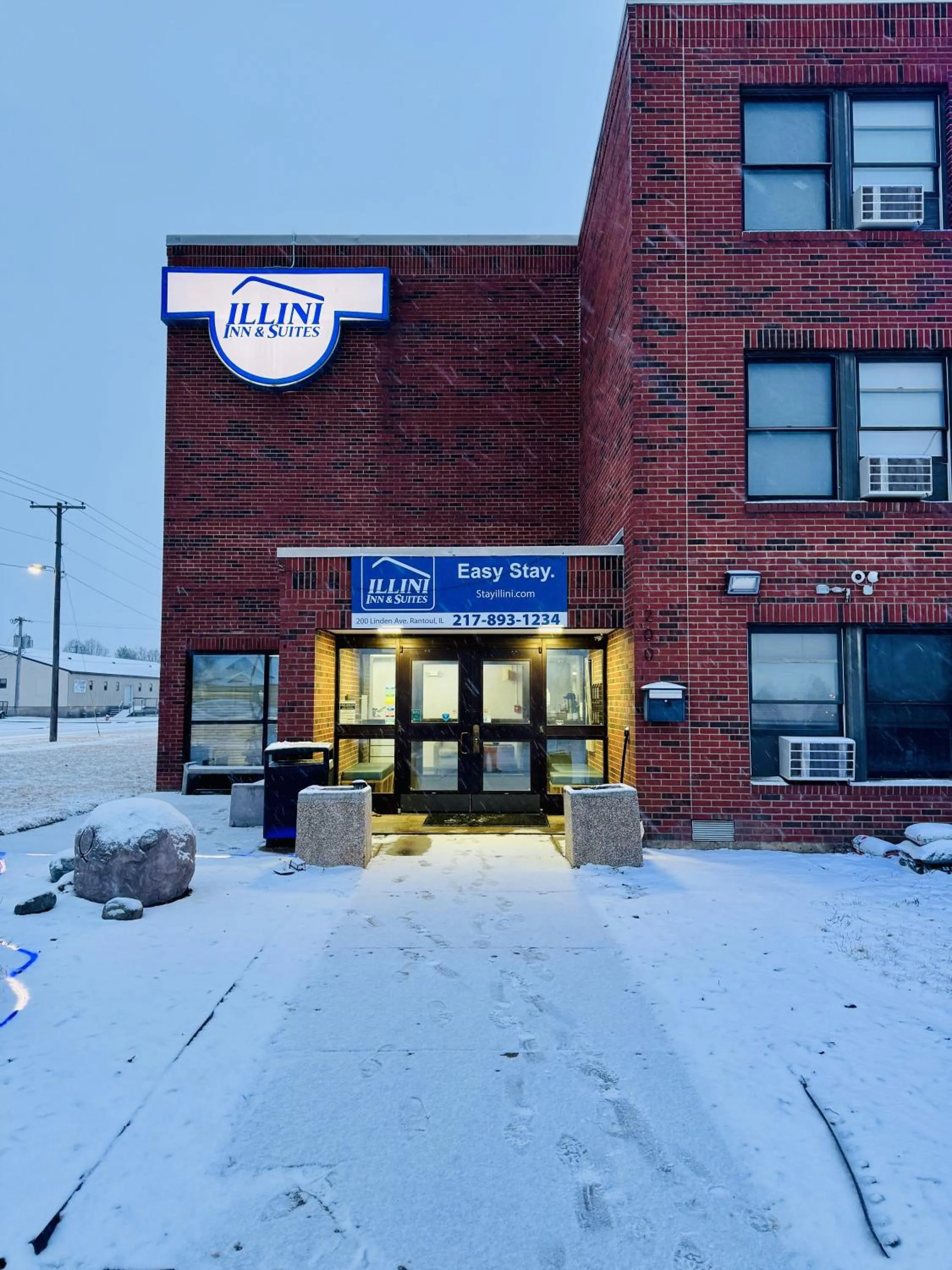 Property building in Illini Inn & Suites