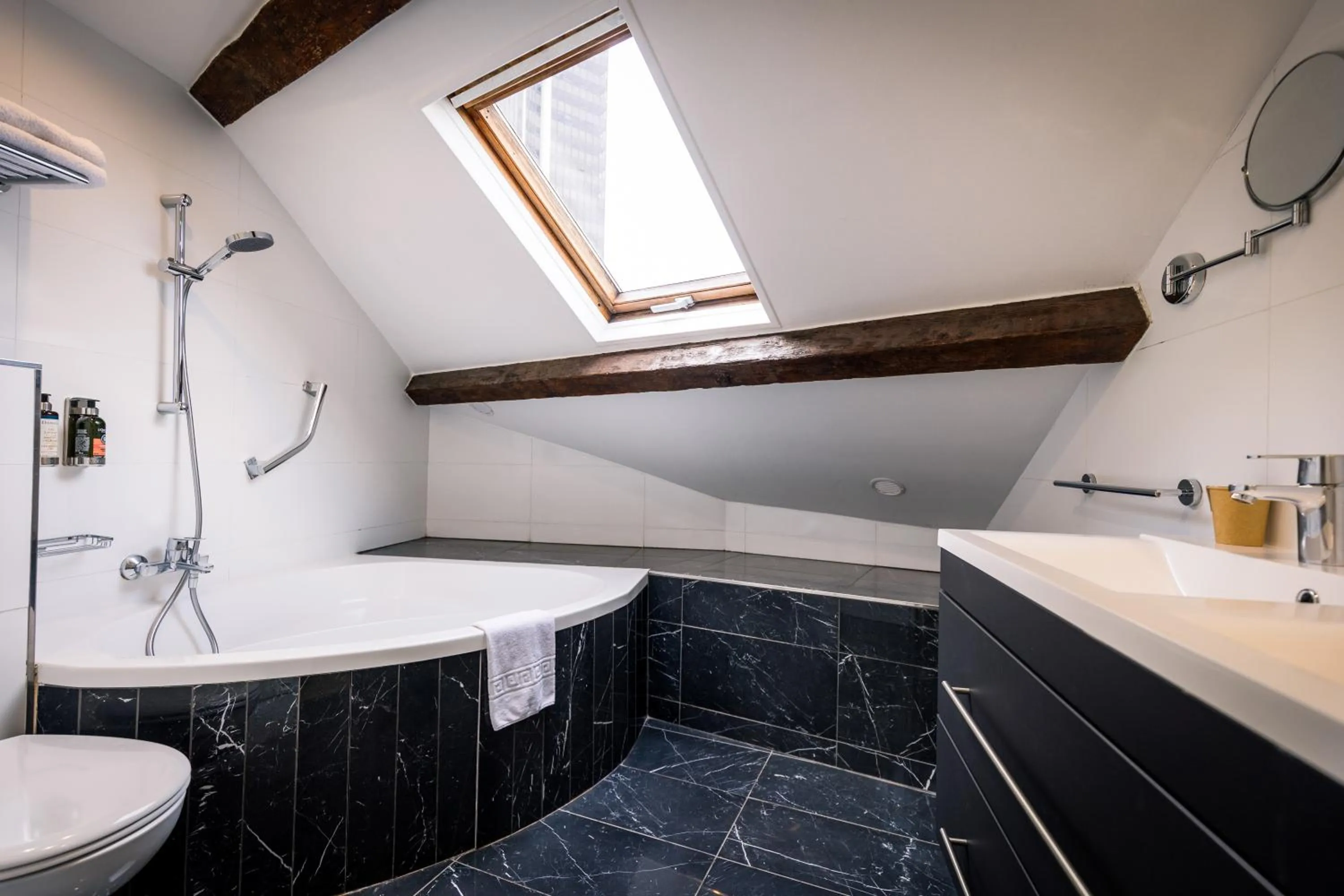 Bathroom in Hôtel Montparnasse Saint Germain