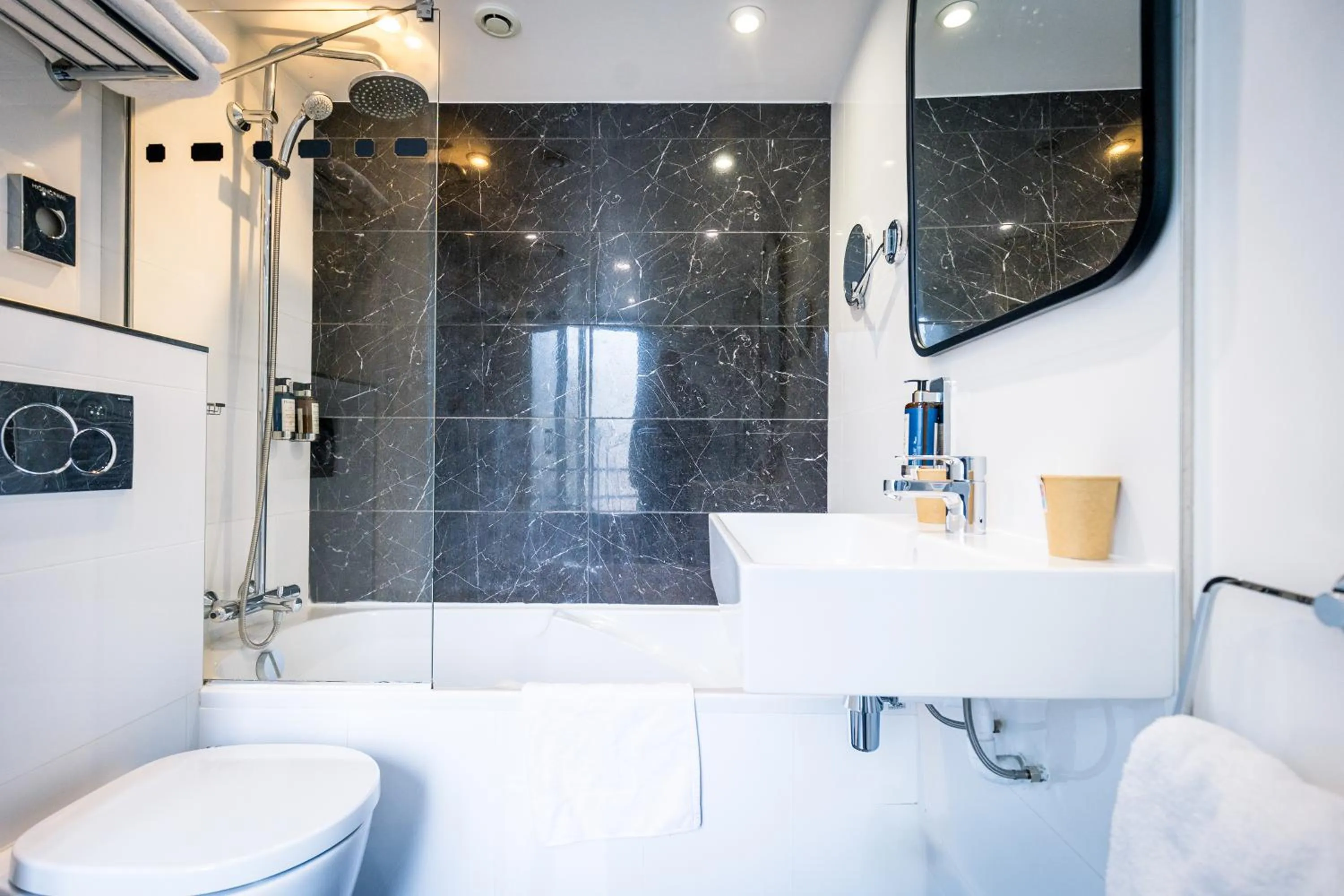 Bathroom in Hôtel Montparnasse Saint Germain