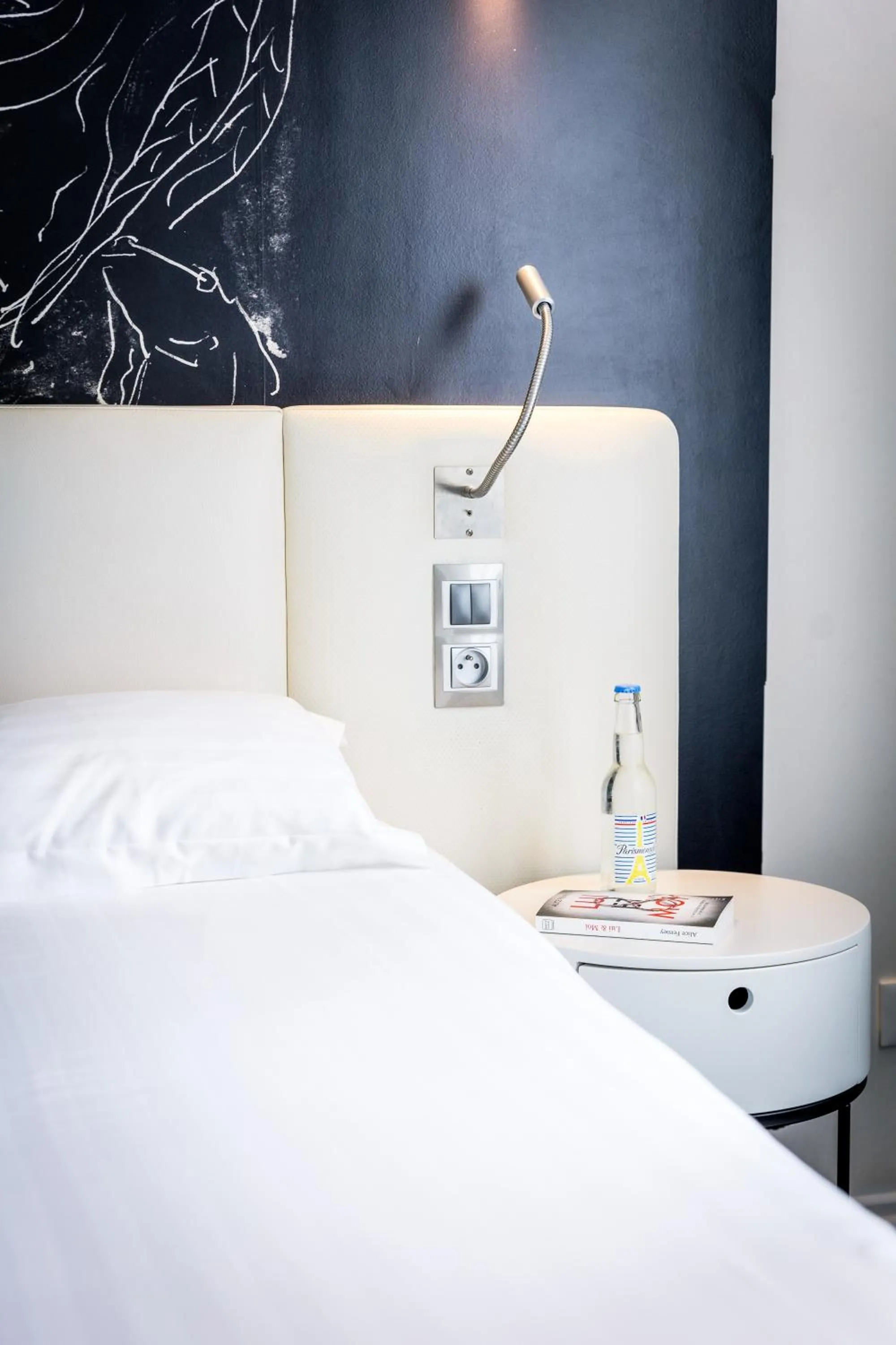 Bed in Hôtel Montparnasse Saint Germain