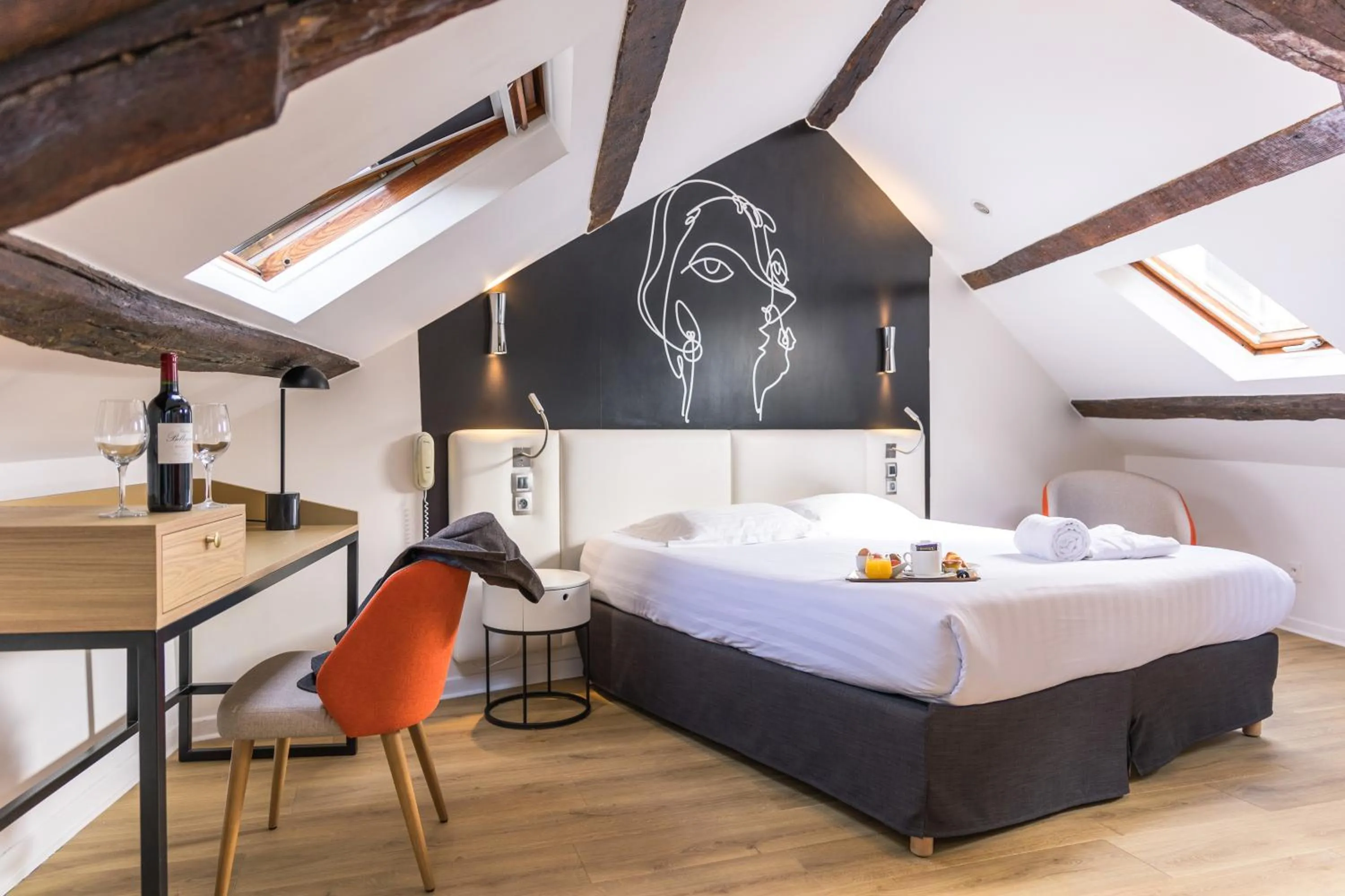 Photo of the whole room, Bed in Hôtel Montparnasse Saint Germain
