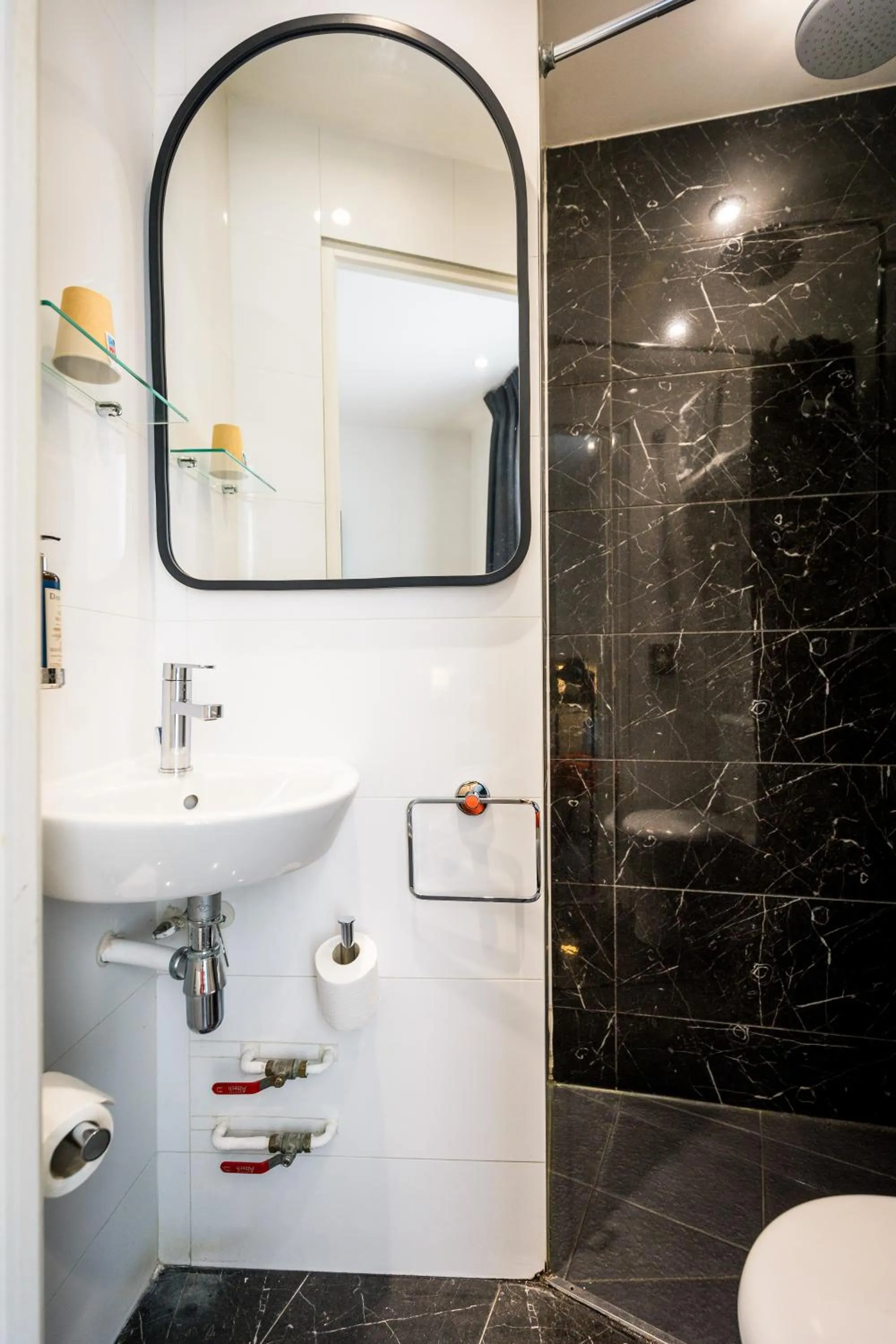 Shower in Hôtel Montparnasse Saint Germain