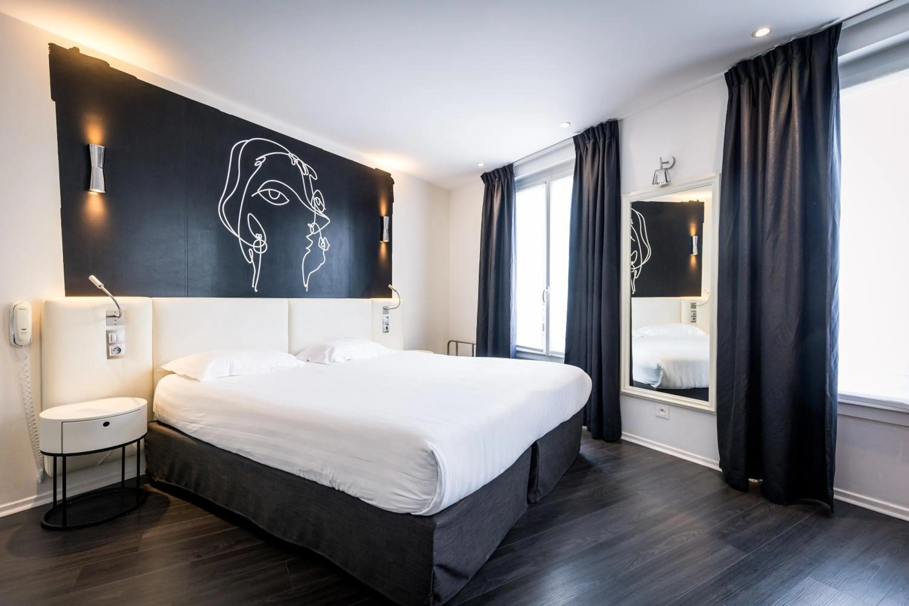 Photo of the whole room, Bed in Hôtel Montparnasse Saint Germain