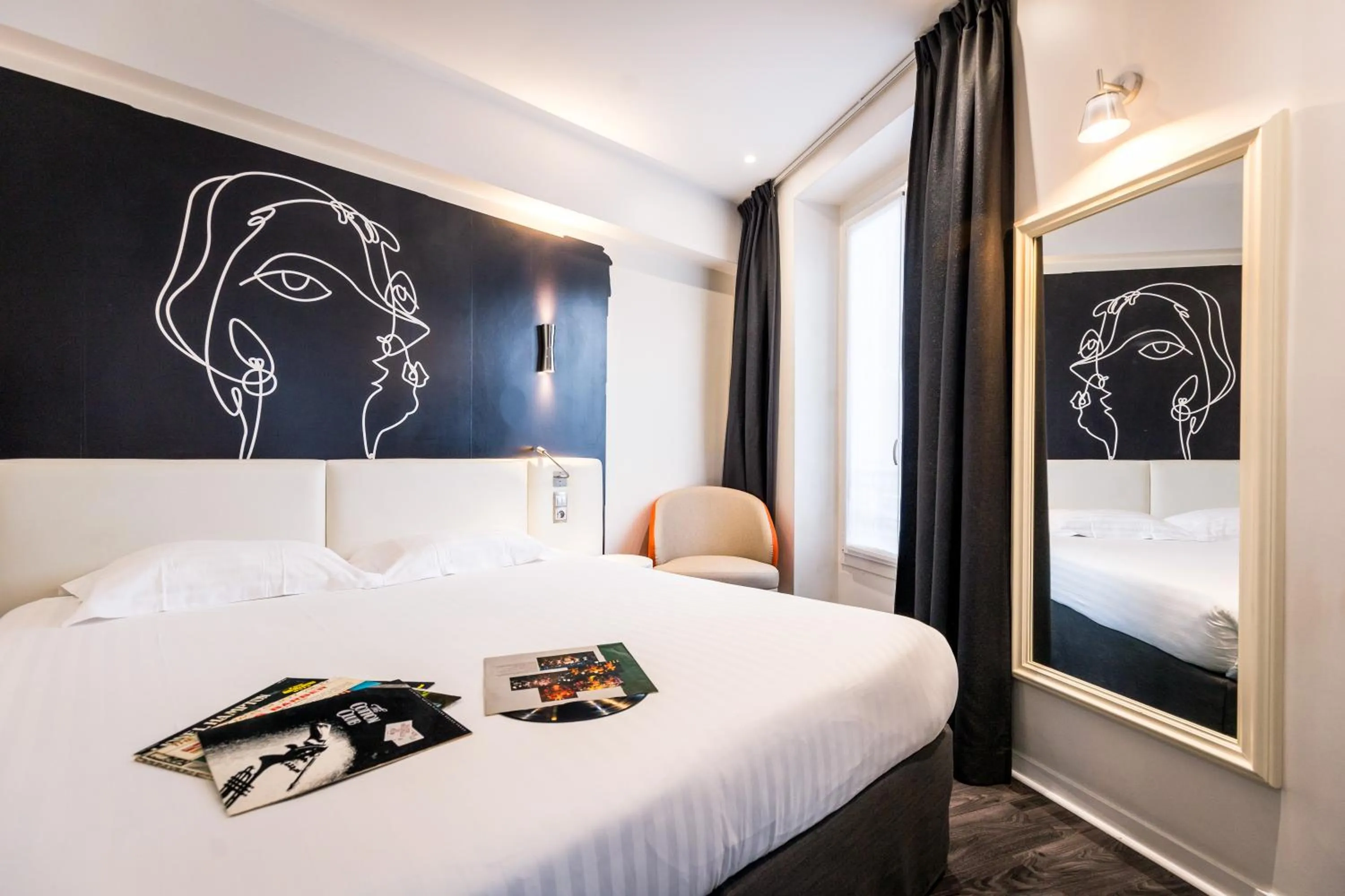 Bed in Hôtel Montparnasse Saint Germain