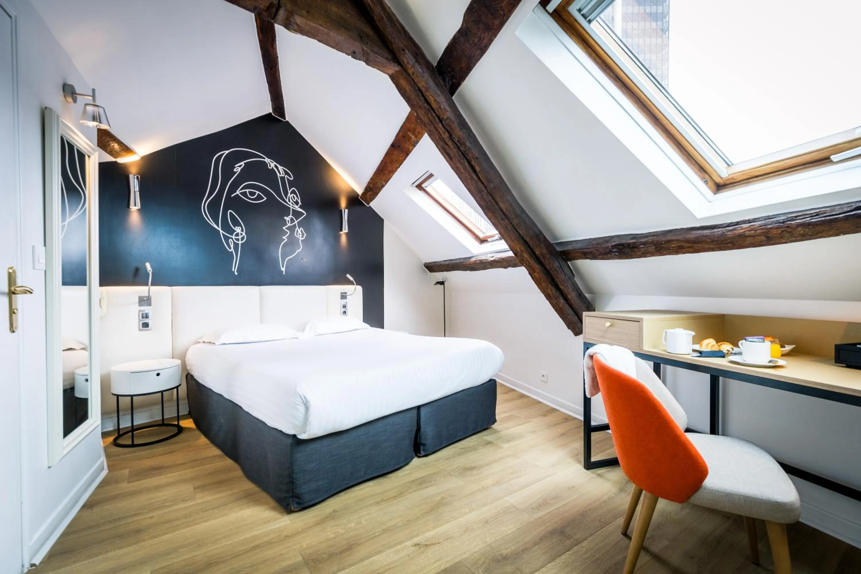 Photo of the whole room, Bed in Hôtel Montparnasse Saint Germain