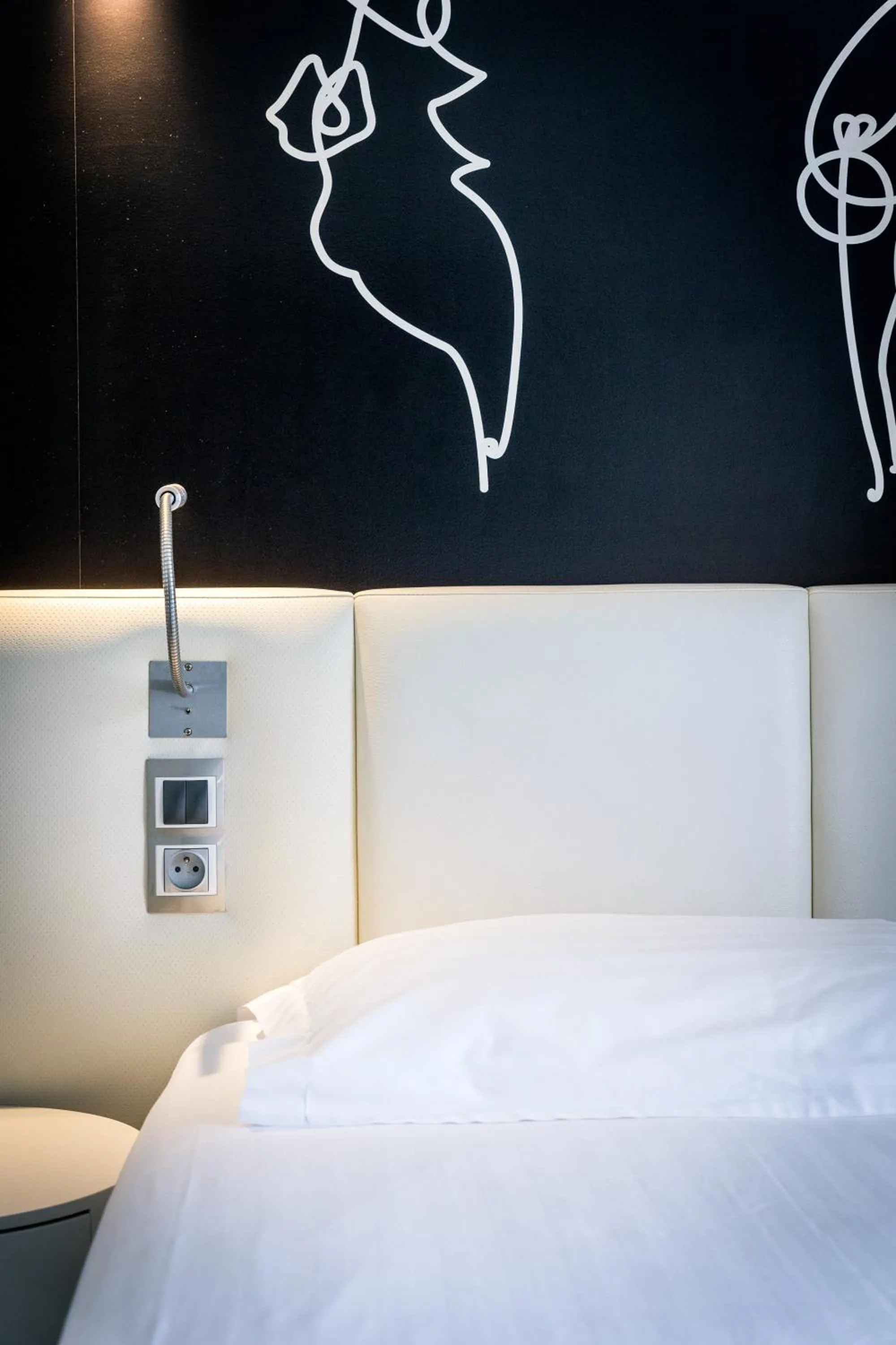 Bed in Hôtel Montparnasse Saint Germain