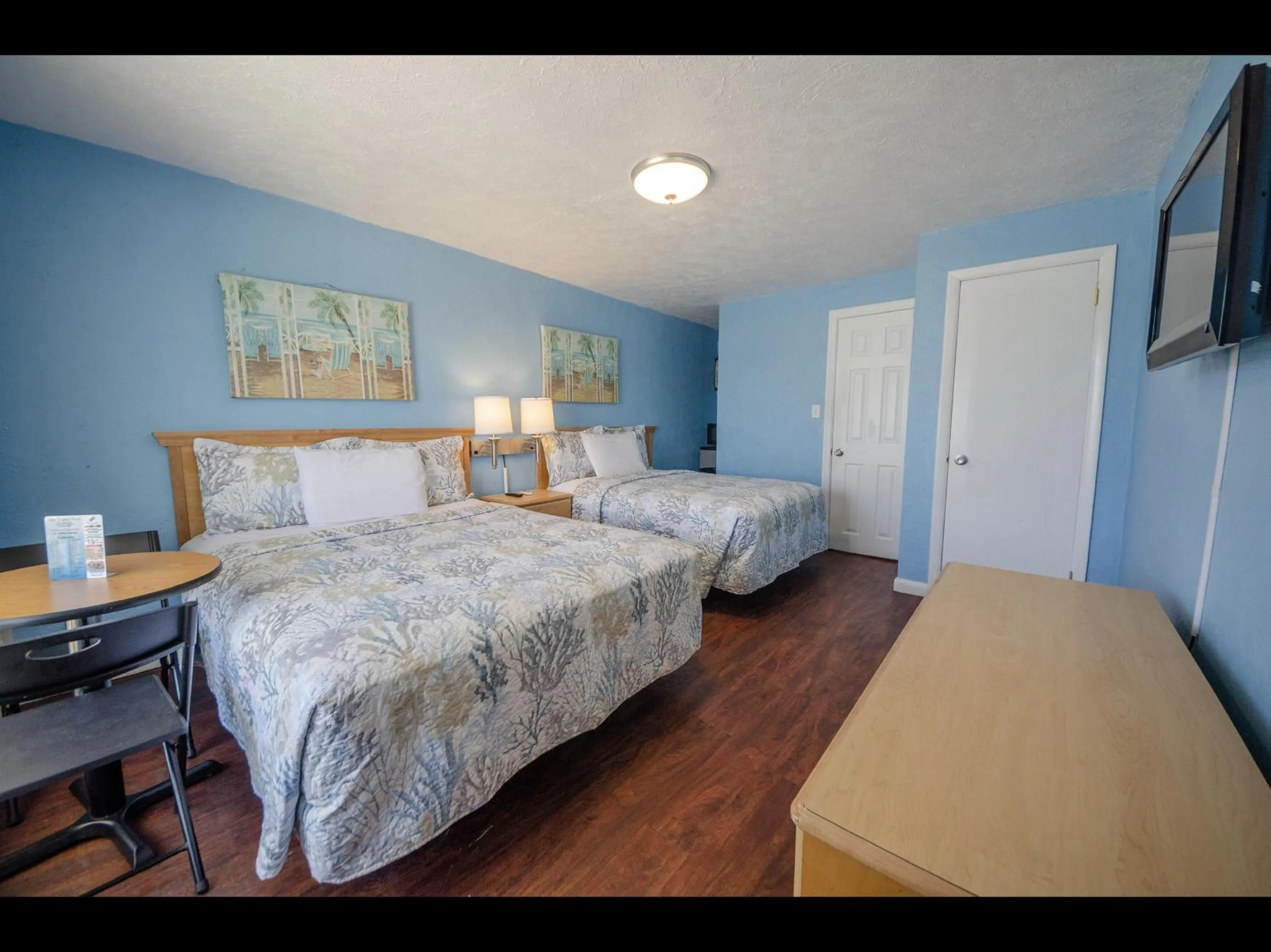 Bedroom, Bed in Surfcomber Motel