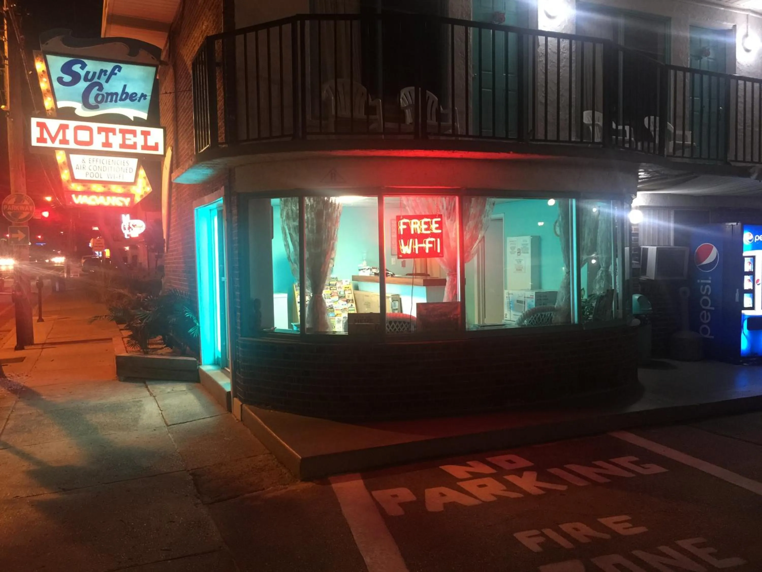 Facade/entrance in Surfcomber Motel