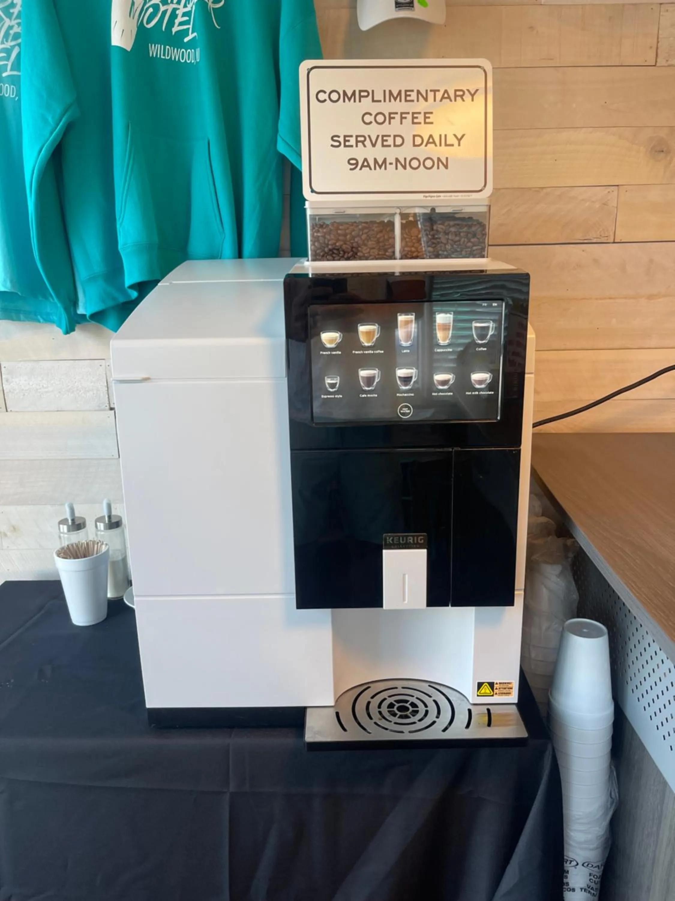 Coffee/tea facilities in Surfcomber Motel