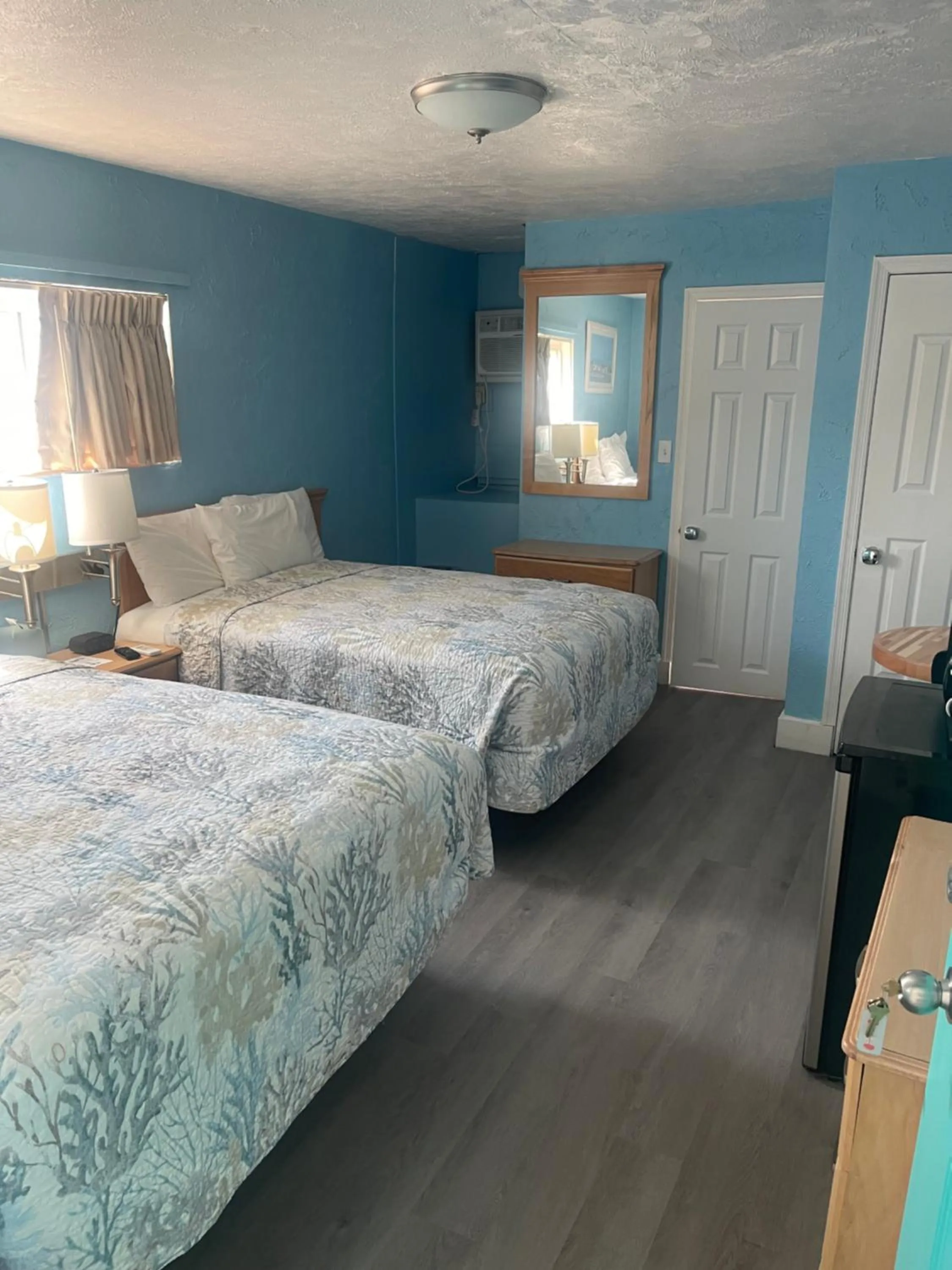 Bedroom, Bed in Surfcomber Motel