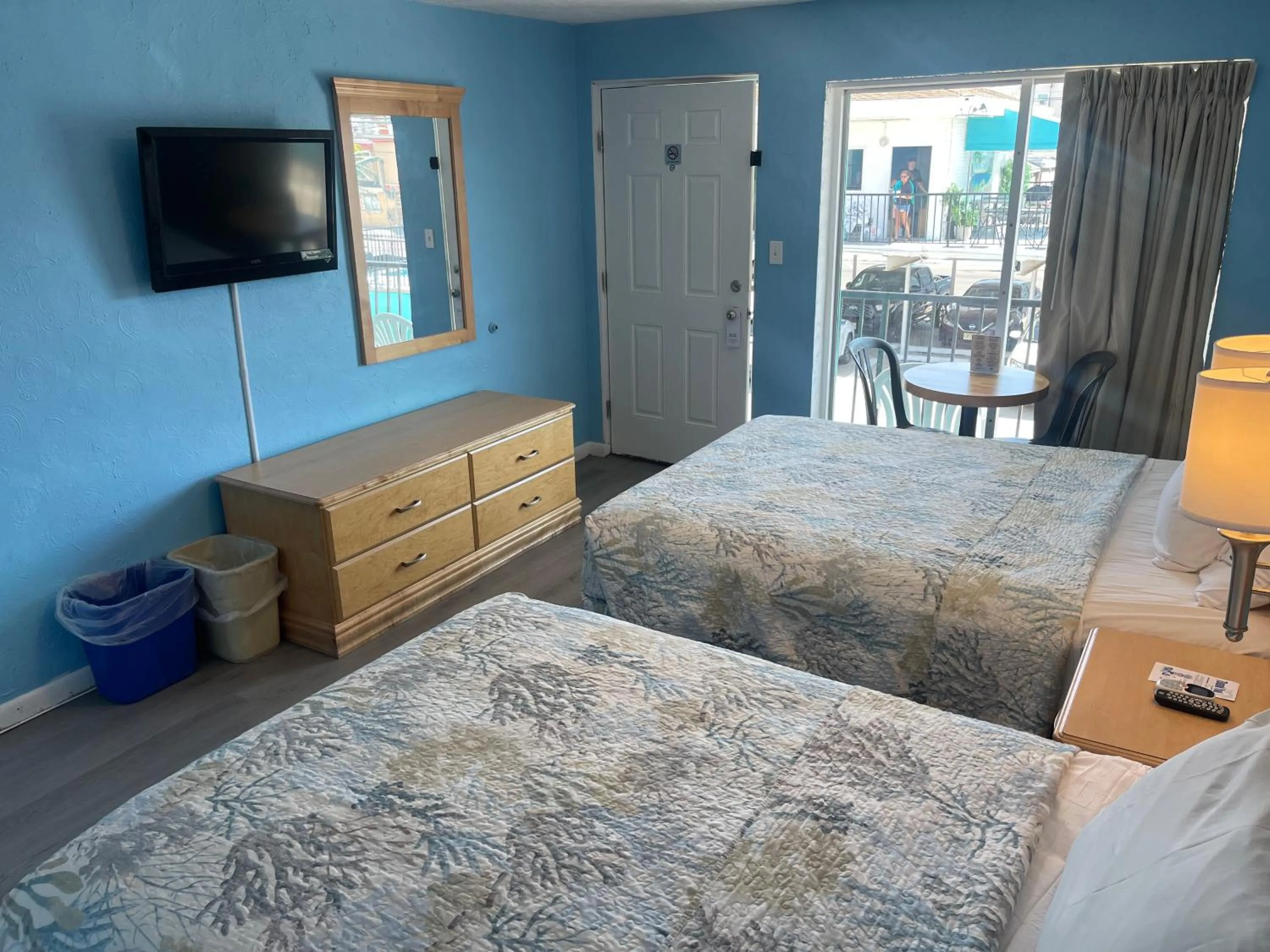 Bedroom, Bed in Surfcomber Motel