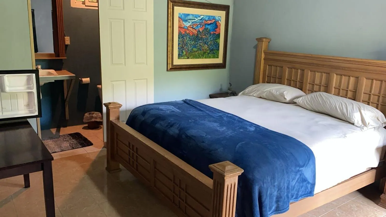 Bed in Airport Inn Roatan