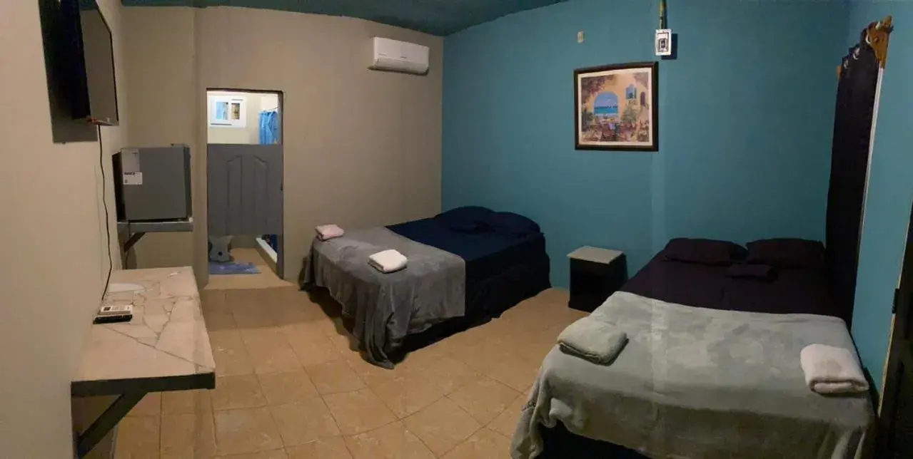 Deluxe Twin Room in Airport Inn Roatan Deluxe Twin Room in Airport Inn Roatan