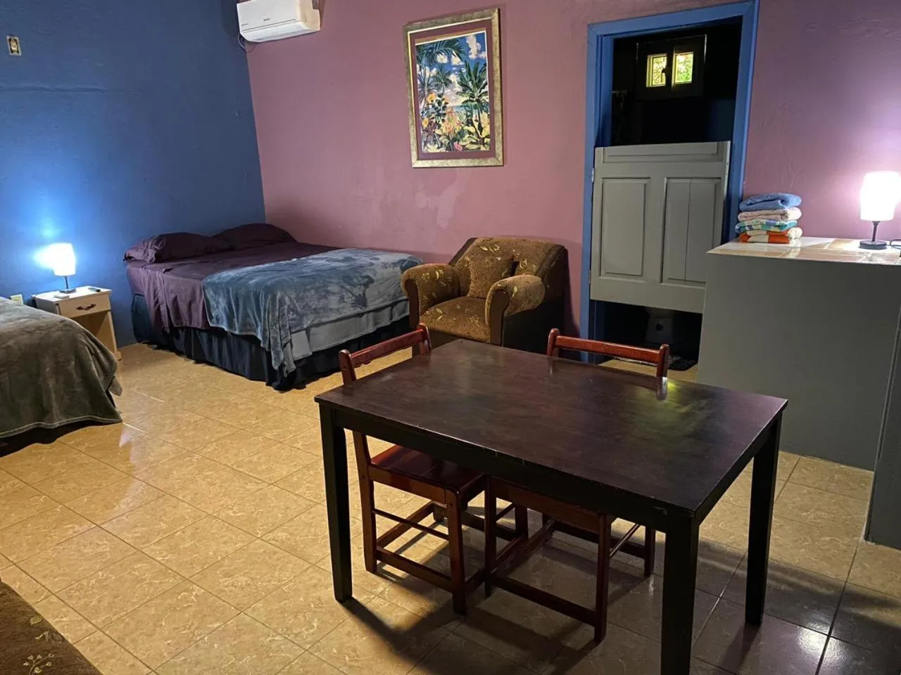 Bed in Airport Inn Roatan