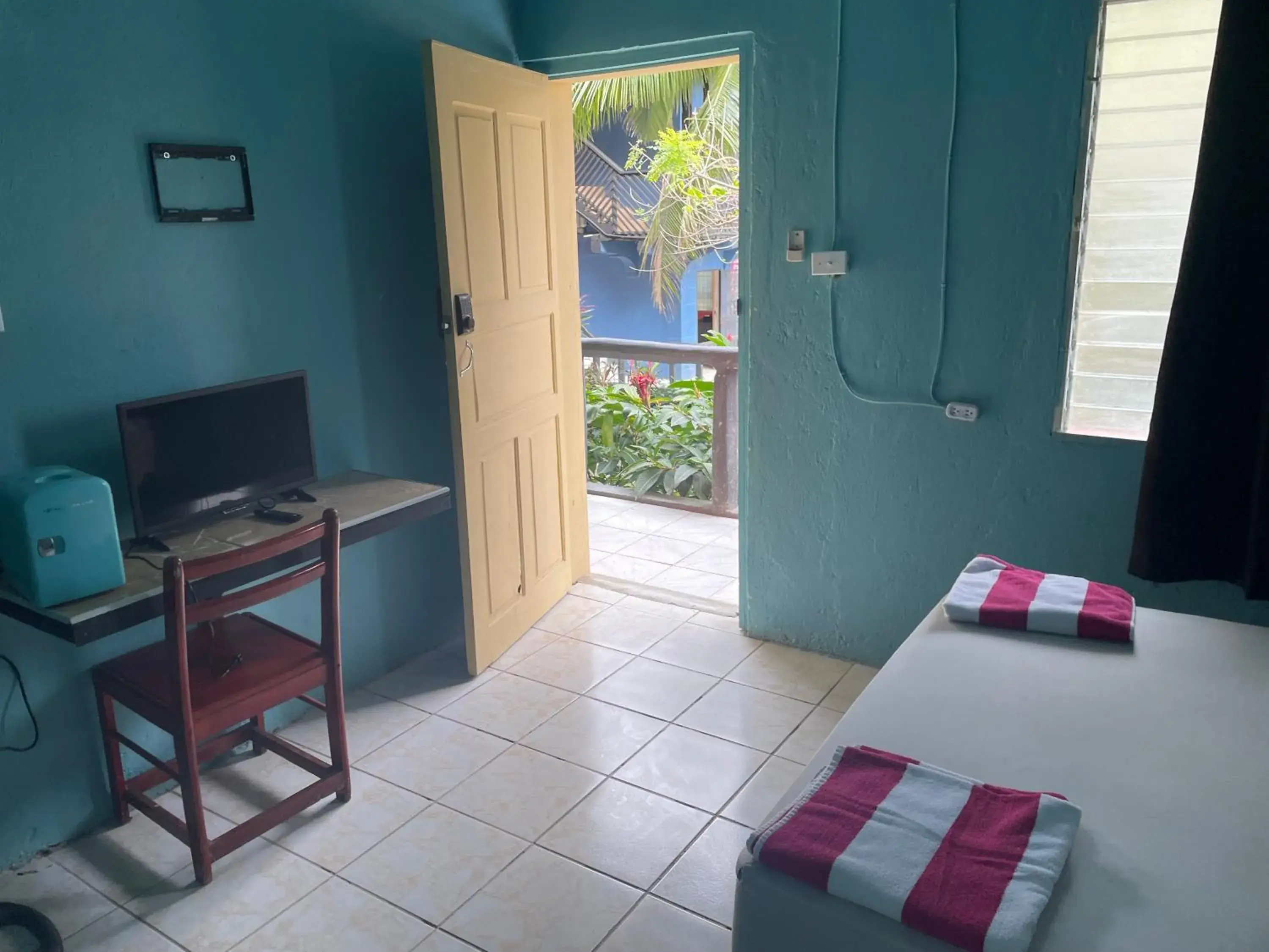 Standard Double Room with Fan in Airport Inn Roatan Standard Double Room with Fan in Airport Inn Roatan