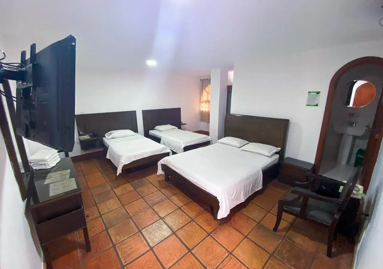 Standard Quadruple Room in Hotel Zaraya Standard Quadruple Room in Hotel Zaraya