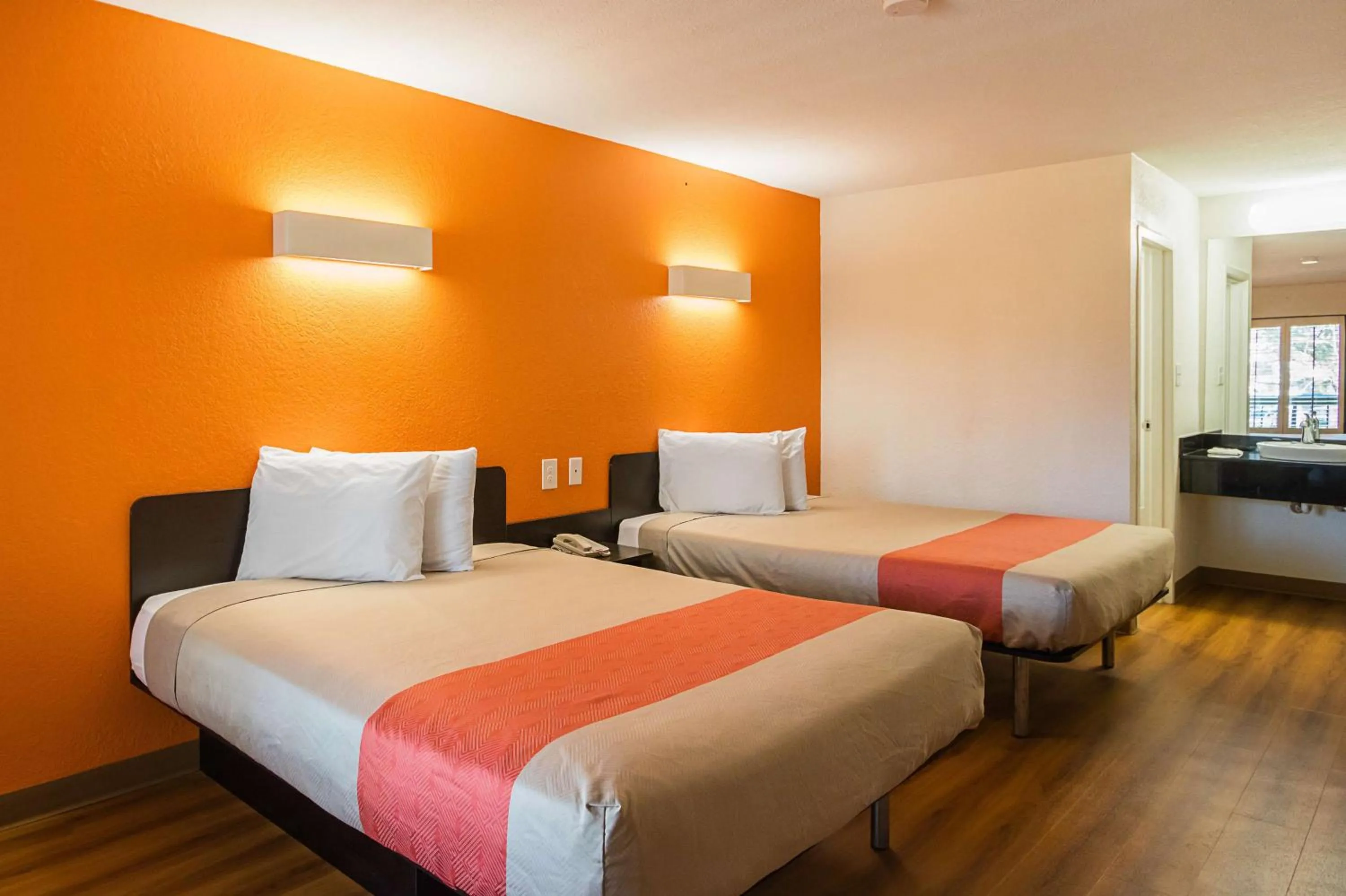 Bedroom, Bed in Motel 6-Savannah, GA - Midtown