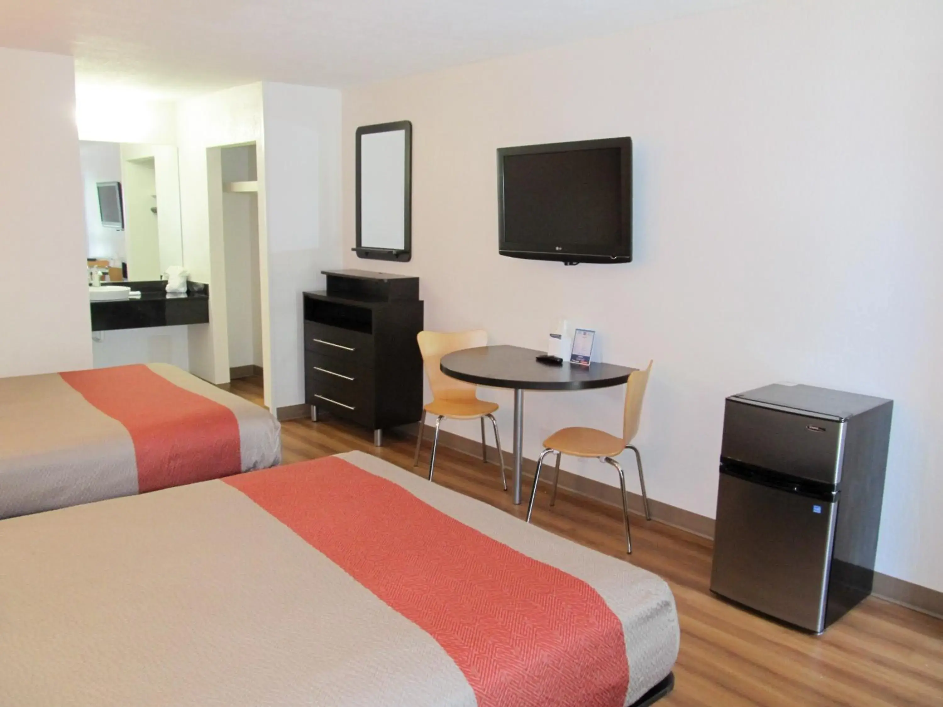 Queen Room with Two Queen Beds - Disability Access - Roll In Shower in Motel 6-Savannah, GA - Midtown Queen Room with Two Queen Beds - Disability Access - Roll In Shower in Motel 6-Savannah, GA - Midtown