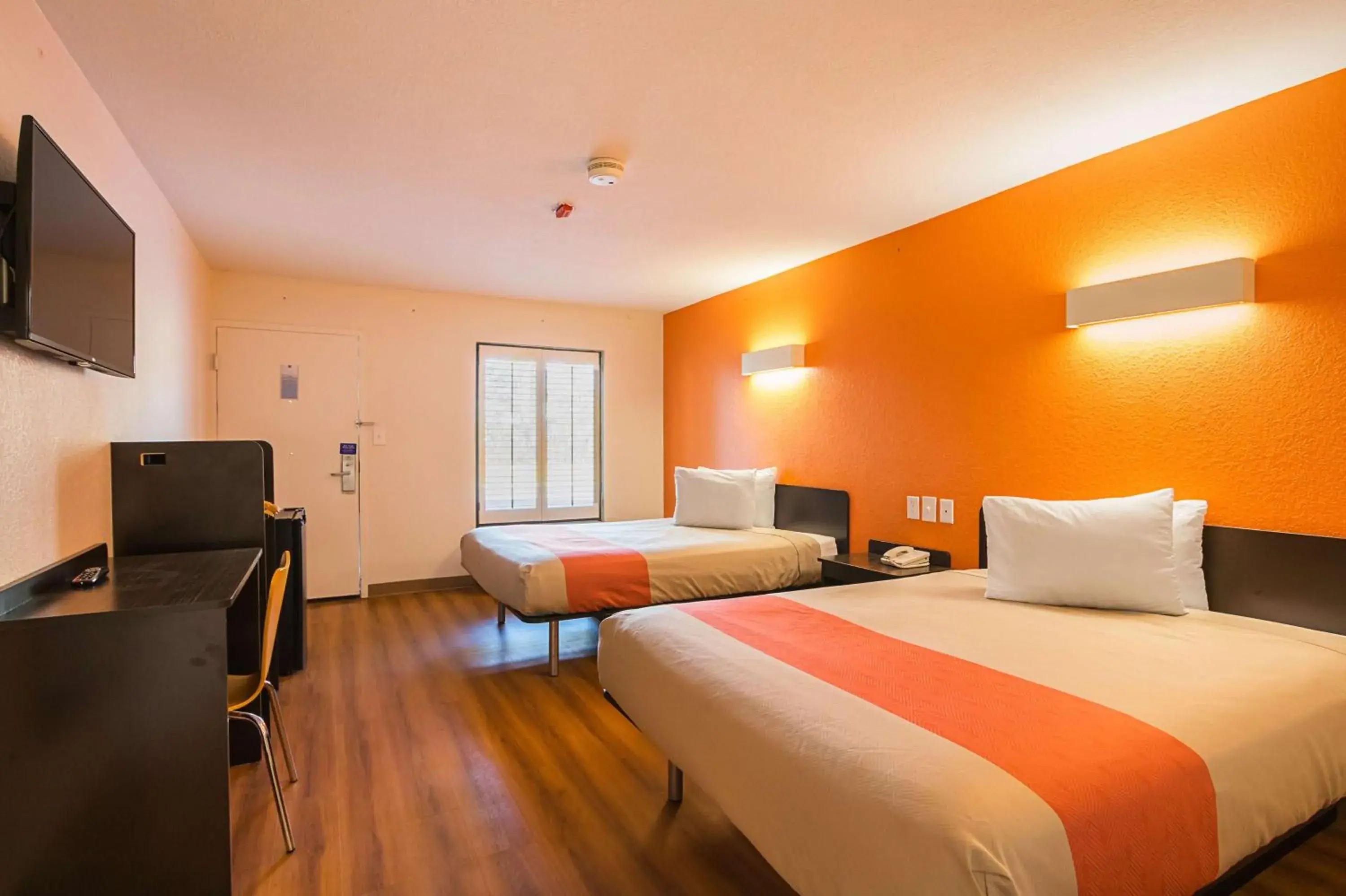 Queen Room with Two Queen Beds - Non-Smoking in Motel 6-Savannah, GA - Midtown Queen Room with Two Queen Beds - Non-Smoking in Motel 6-Savannah, GA - Midtown