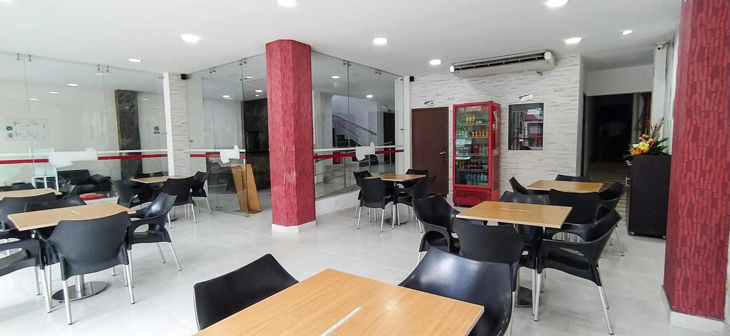 Restaurant/places to eat in Hotel Exelsior