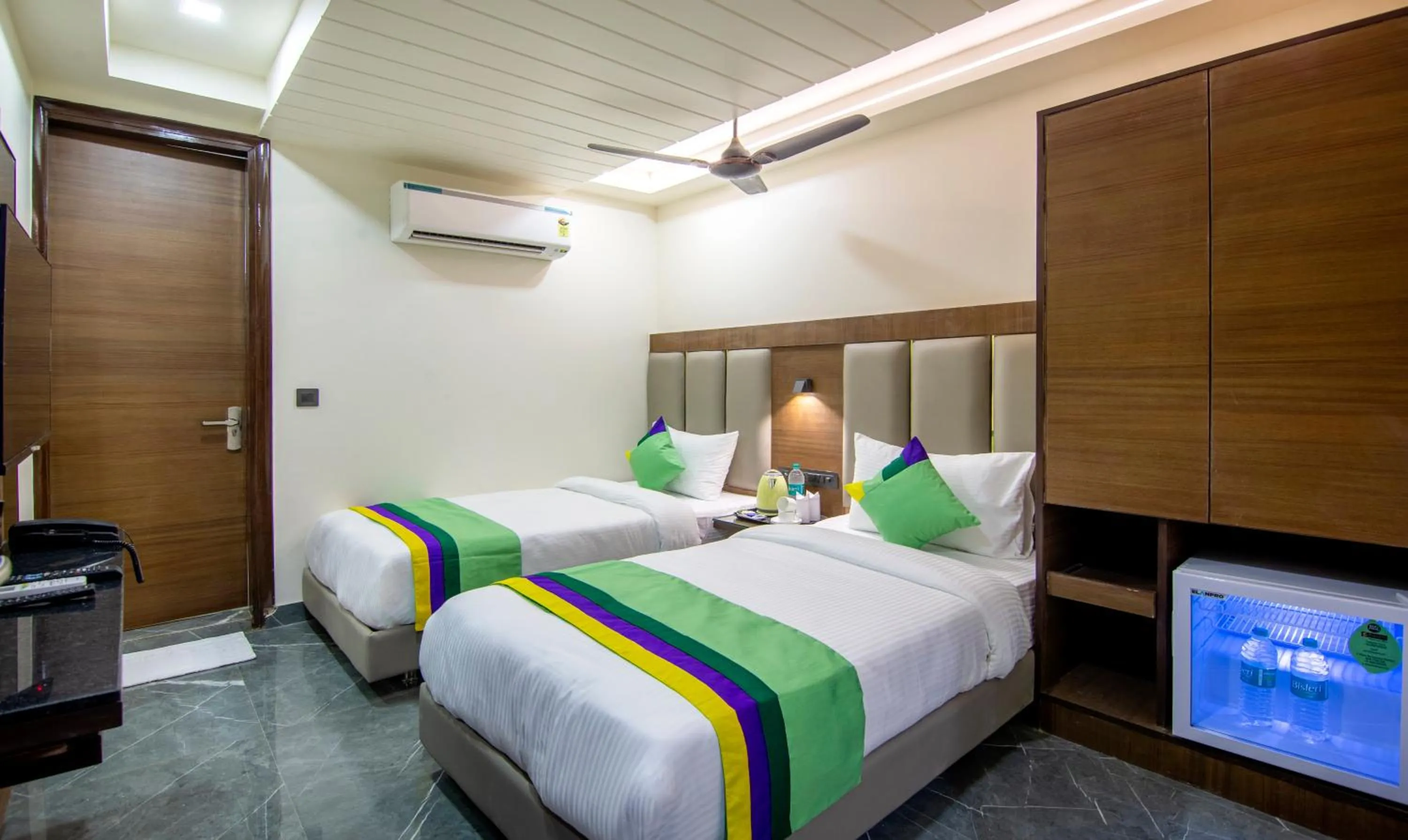 Bed in Treebo Royal Comfort