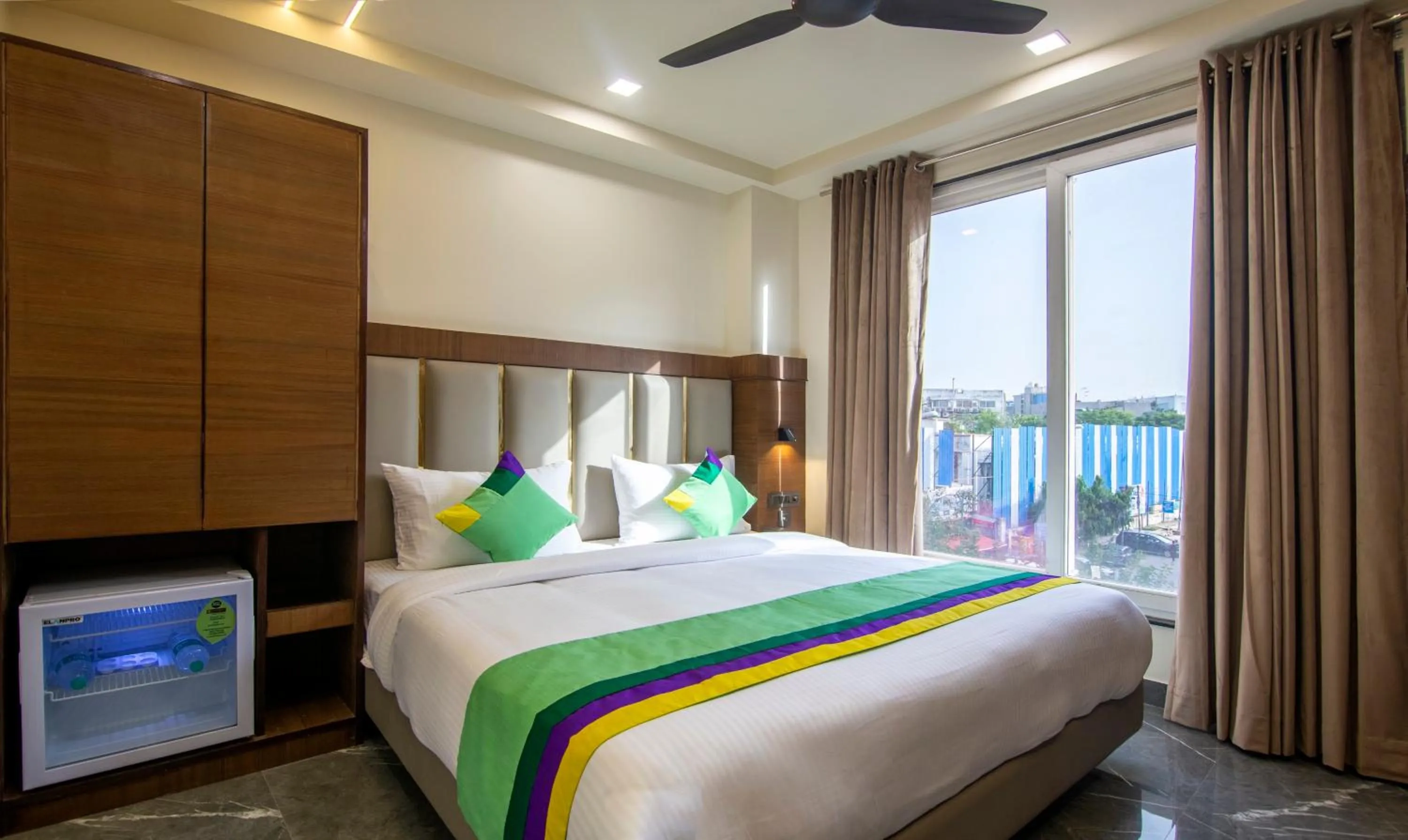 Bed in Treebo Royal Comfort