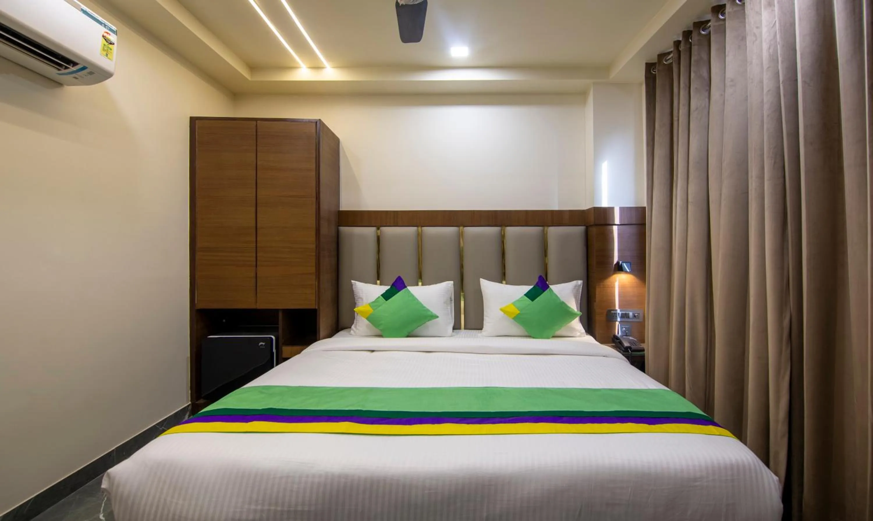 Bed in Treebo Royal Comfort