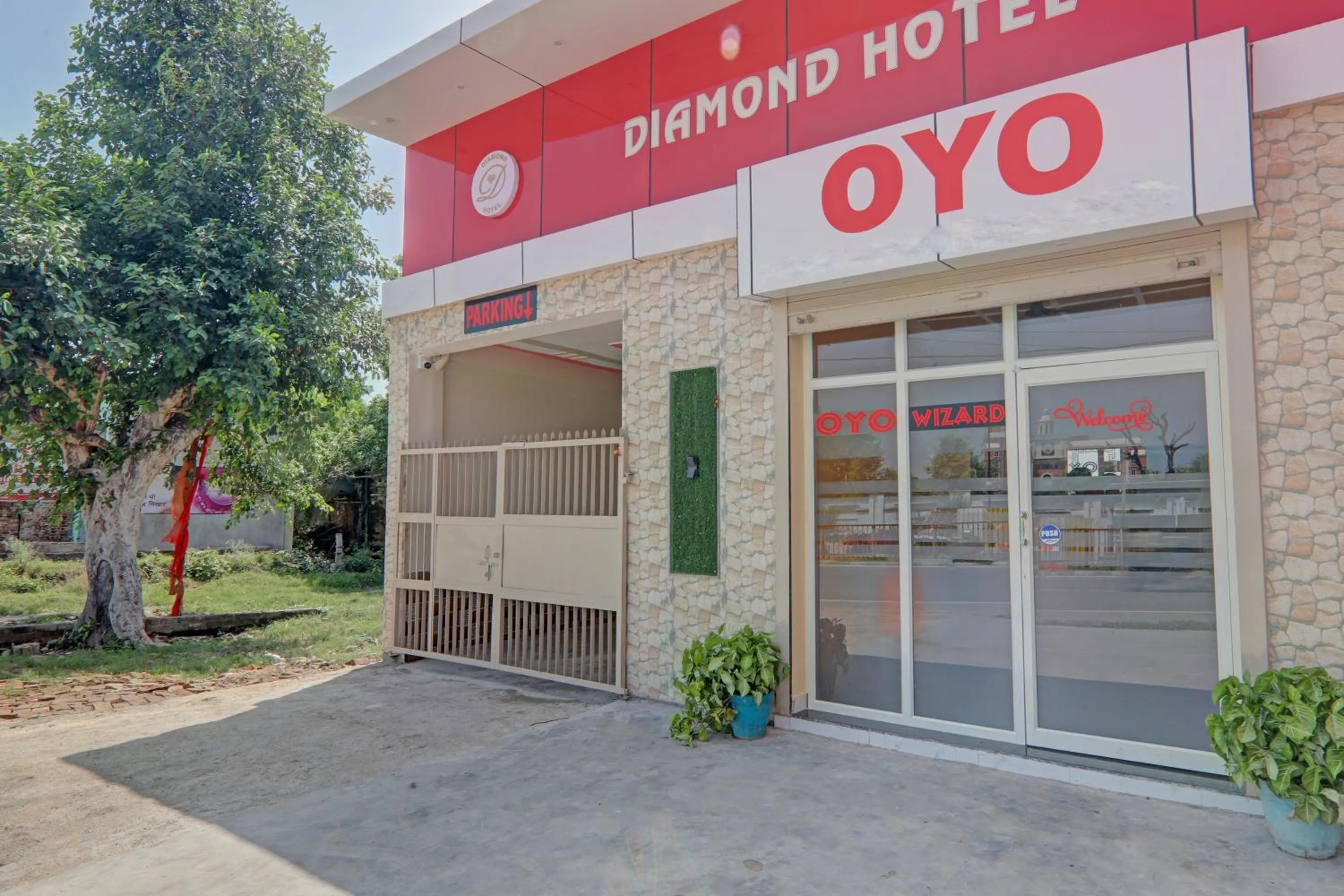 Facade/entrance in Hotel O Diamond