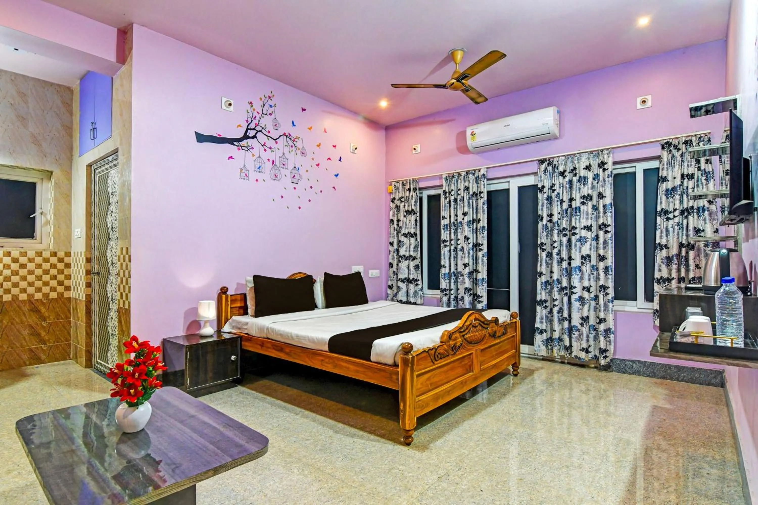 Facade/entrance, Bed in Hotel O Newmoon Inn