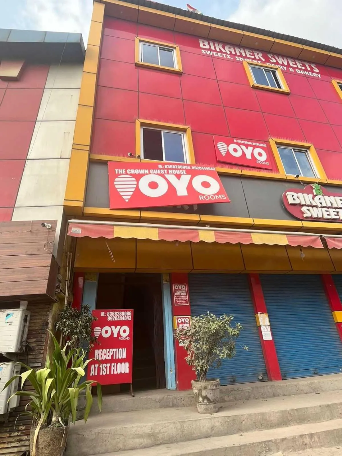 Facade/entrance, Property Building in OYO Flagship The Crown Guest House