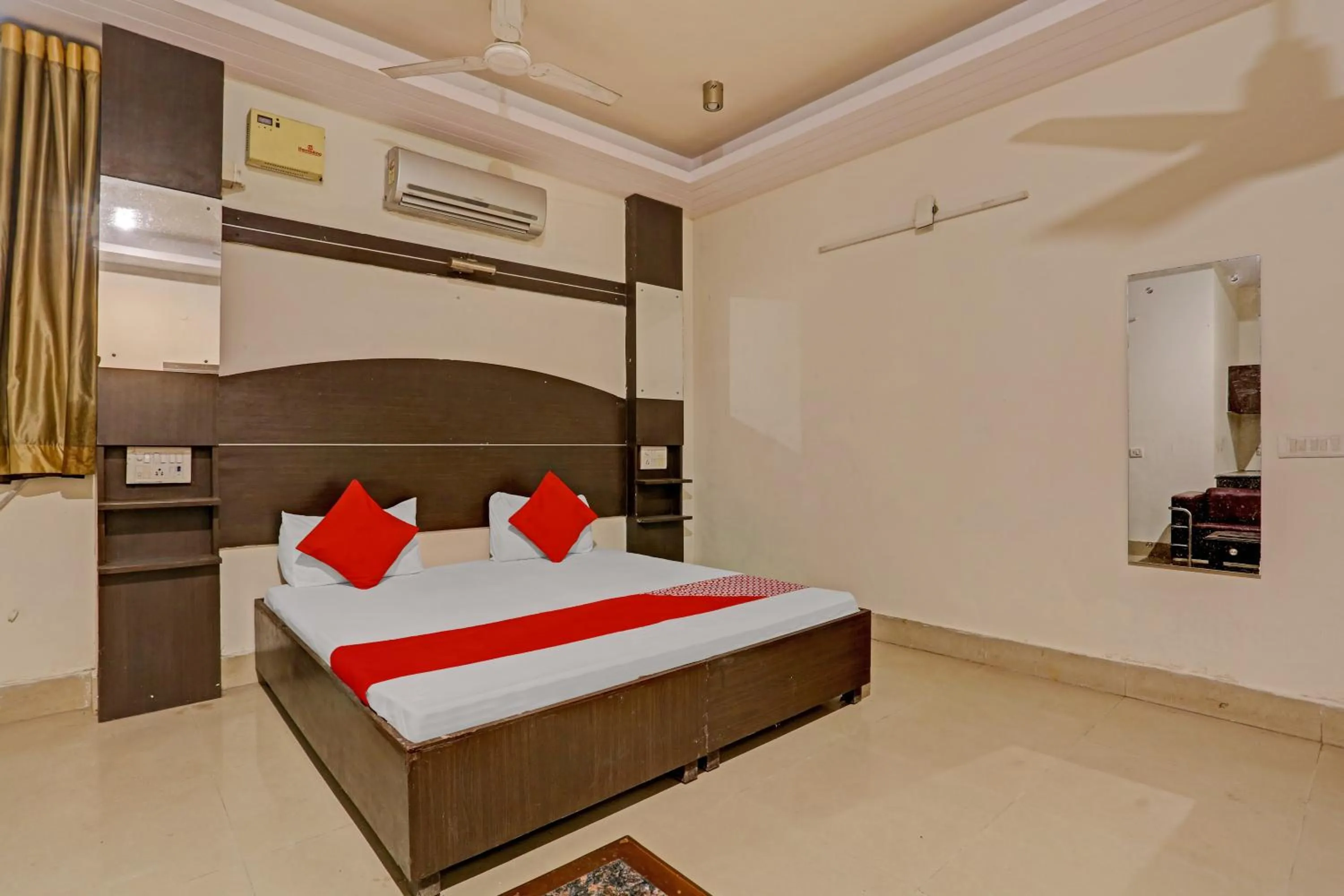 Bedroom, Bed in OYO Flagship Hotel Moonlight