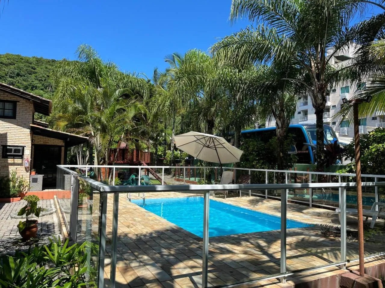 Swimming pool in Chalés do Holandês Eco Pousada