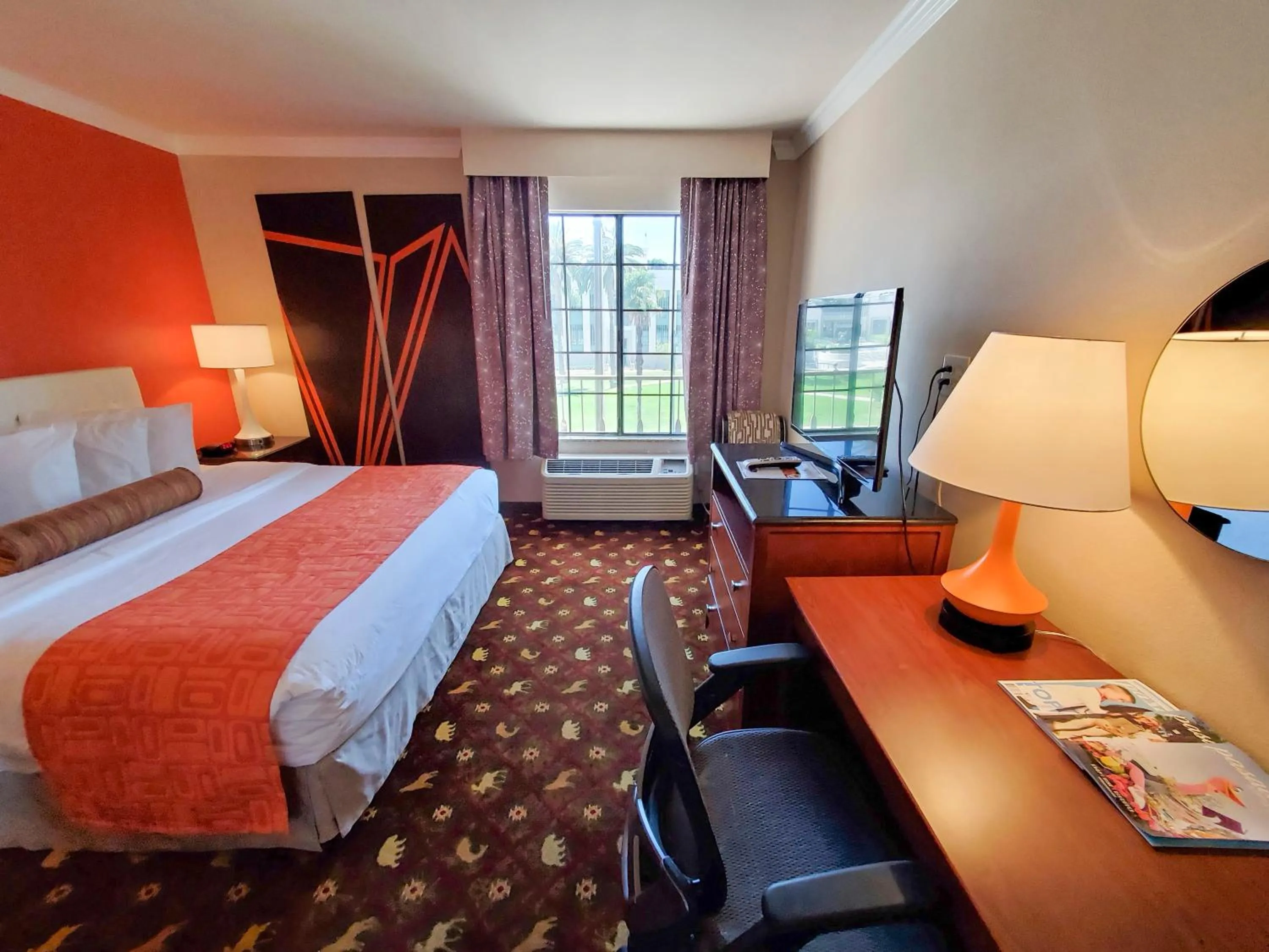 Photo of the whole room, Bed in Howard Johnson by Wyndham Pasadena